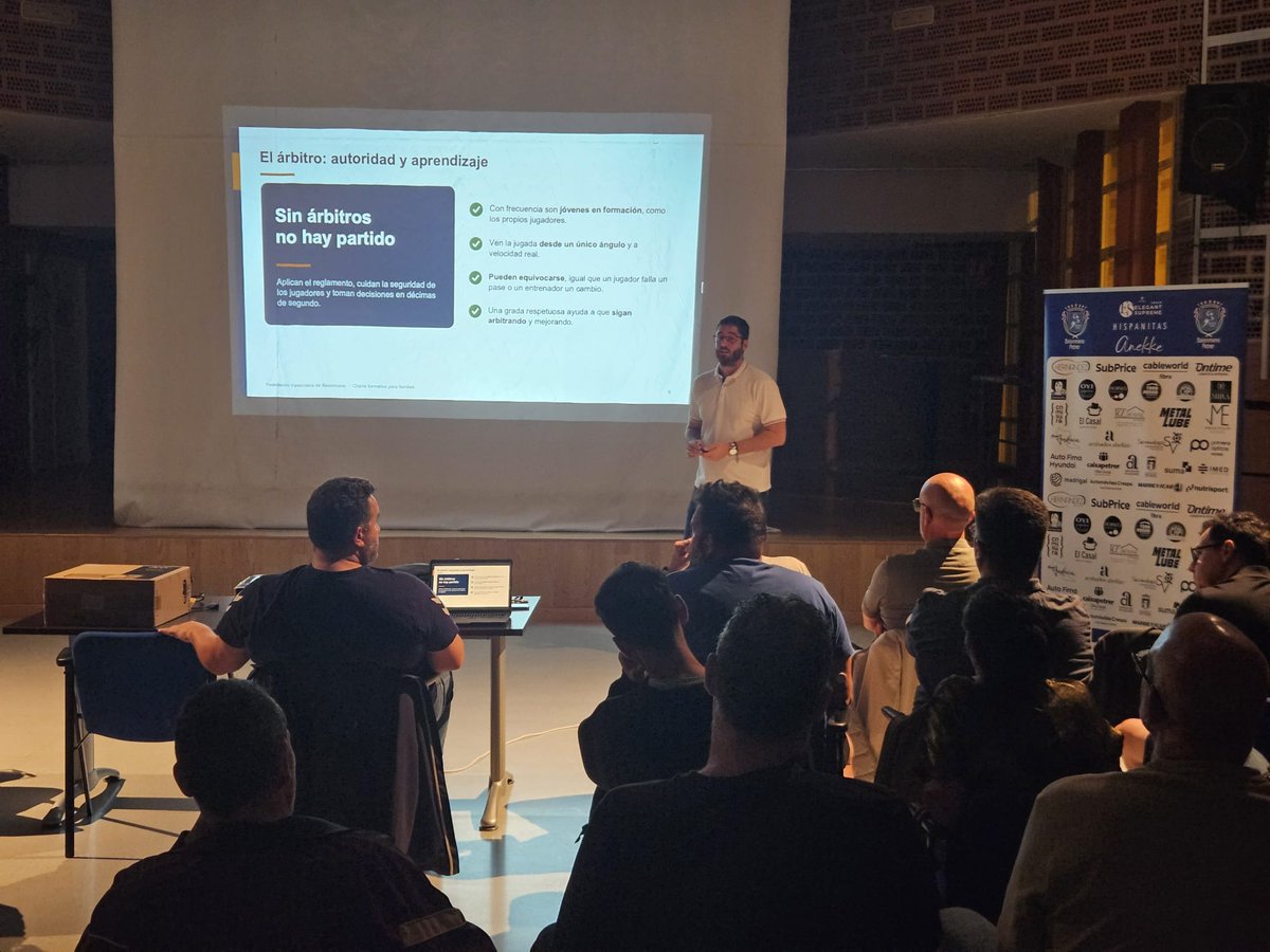 balonmanopetrer's tweet photo. 📸 Galería | La charla de reglamentación de la @Fbmcv Balonmano de la Comunidad Valenciana, impartida por el colegiado Rubén Martínez, fue todo un éxito de asistencia de entrenadores y delegados del club.
👏 ¡Gracias por la gran acogida!
📸 @vicenmunoz
#CBMPetrer https://t.co/SdOQYIcsbl