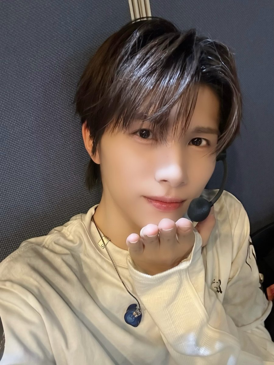 KO1KEYZofficial's tweet photo. ◤ 𝗧𝗛𝗔𝗡𝗞 𝗬𝗢𝗨, 𝗞𝗢𝟭𝗟𝗬 🤟◢

🎀 TO. KO1LY｜FROM. #YUKI 🎀

KO1KEYZ의 YUKI입니다
2주간의 한국 활동을 응원해 주셔서 정말 감사합니다.
데뷔 후 매일매일이 새롭고 신선한 경험의 연속이었어요. 매번 다른 무대 세트와 의상으로 퍼포먼스를 선보이기도 하고, 다양한 아티스트분들을 만나기도 했습니다.
솔직히 한국 활동이 많이 힘들지 않을까 생각했는데, 어느새 눈 깜짝할 사이에 2주가 지나가 버렸어요. 그만큼 푹 빠져서 즐겁게 보낸 2주였습니다.
저희를 위해 힘써 주신 스태프분들, 그리고 언제 어디서나 저희 앞에서 응원해 주신 KO1LY 여러분께 진심으로 감사드립니다.
앞으로도 한국과 일본에서 열심히 활동할 테니, KO1KEYZ에게 많은 사랑과 응원 부탁드립니다!

KO1KEYZのYUKIです
2週間の韓国活動応援していただき本当にありがとうございますございます
デビューしてから毎日新鮮な体験で、毎回違うセットと衣装でのパフォーマンスだったり、色んなアーティストの方々に出会ったり、正直韓国活動大変だろうなと思っていたけどいつの間にかあっという間に2週間がたっていました。それくらい夢中になれて楽しい2週間でした。
支えてくださったスタッフの方々、そしていつどんな時でも僕たちの前にいてくれたKO1LYの皆さん本当にありがとうございます。これからも日韓でたくさん頑張るので引き続きKO1KEYZをよろしくお願いいたします！

#KO1KEYZ 
#コイキーズ #코이키즈