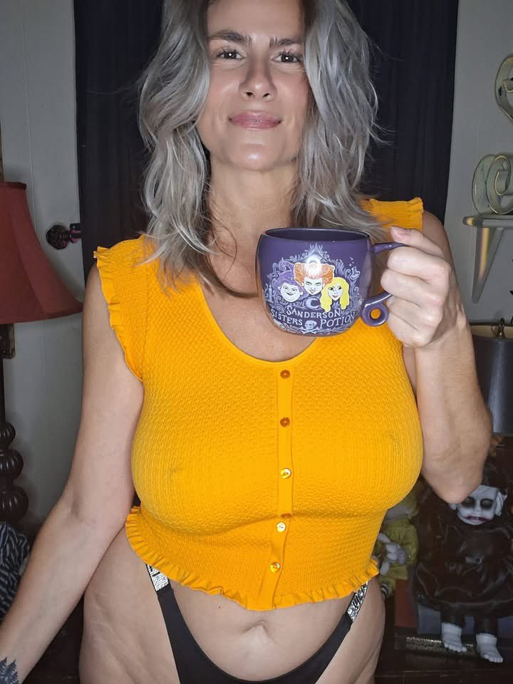 15mercyPato's tweet photo. HOT Coffee to Start off Thirsty Thursday! ☕️☕️
Sooooo not too sure about this Mustard color shirt....  🤣   What do Yall Think? 🤷🏼‍♀️ https://t.co/VR5JxPaVOZ