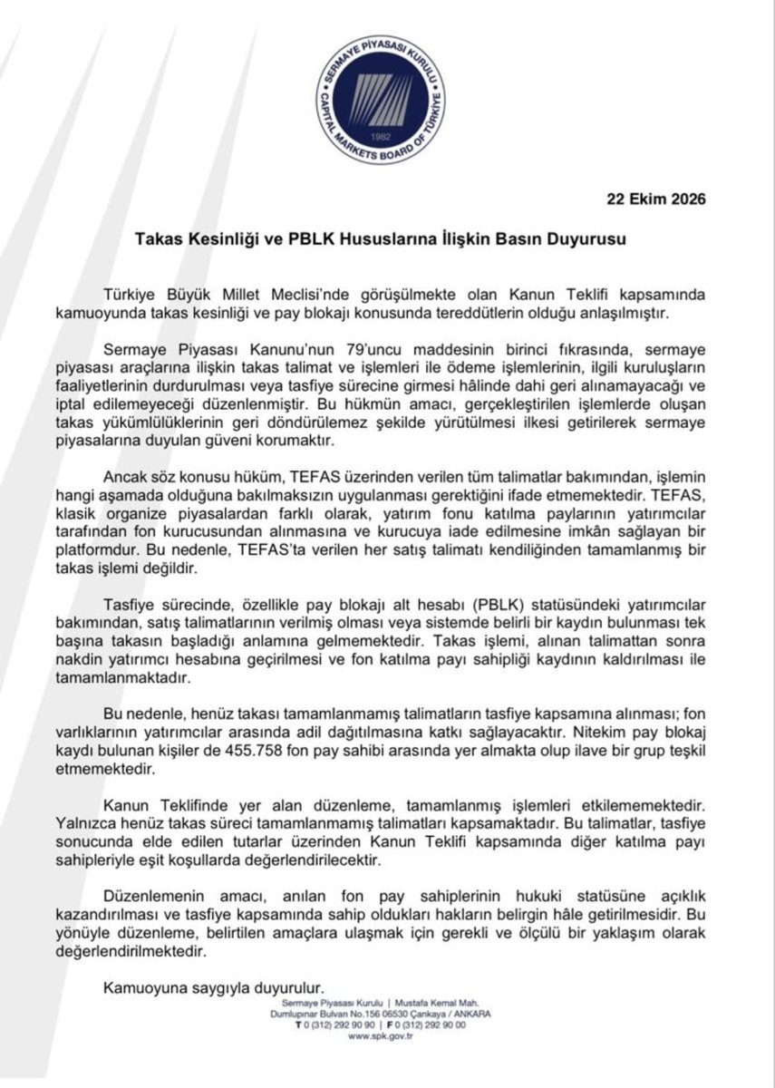 LEVENTKAMAL1's tweet photo. SPK, bu duyuruda fon işlemlerini takas kesinliği dışında tutmuş görünüyor. Gerekçesi şu: "TEFAS, klasik bir organize borsa değil!" 

Kanunda böyle bir piyasa ayrımı yok.

SPKn m.79/1 şu ifadeyle başlıyor:
"Sermaye piyasası araçlarının takas talimat ve işlemleri ile ödeme işlemleri..."

Fon katılma payları da sermaye piyasası araçları arasındadır.

SPK'nın 2024 tarihli Yatırım Fonları isimli resmî kitapçığının 4. sayfasında şu tanım var:

"Katılma payı, Yatırımcının sahip olduğu hakları taşıyan ve fona katılımını gösteren, sermaye piyasası aracıdır."

Bu kadar net.

SPK, kendi koyduğu tanım ve kuralları çiğniyor.

Kanun, takas kesinliğinin yalnızca Borsa İstanbul'da gerçekleştirilen hisse senedi işlemlerini kapsadığına dair bir sınırlama getirmemiş.

SPK kanunsuz bir iş yapıyor.

200 binden fazla yatırımcının mülkiyet hakkı göz göre göre yok sayılmak isteniyor.

Ağır hizmet kusuruyla yatırımcıları mağdur eden SPK, şimdi onları ikinci defa, kanunu yıka yıka ve acımasızca mağdur ediyor.