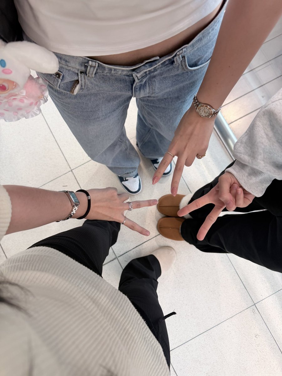 viisofficial's tweet photo. 🐈‍⬛ #แอดมินแมวดำ

ประเทศไทยอย่าพึ่งเหงา เค้าเอารูปที่สนามบินก่อนขึ้นเครื่องมาฝากกก 👀🛫

#VIISinWUHU
#VIIS #GNEST https://t.co/qQSFDTa4W9