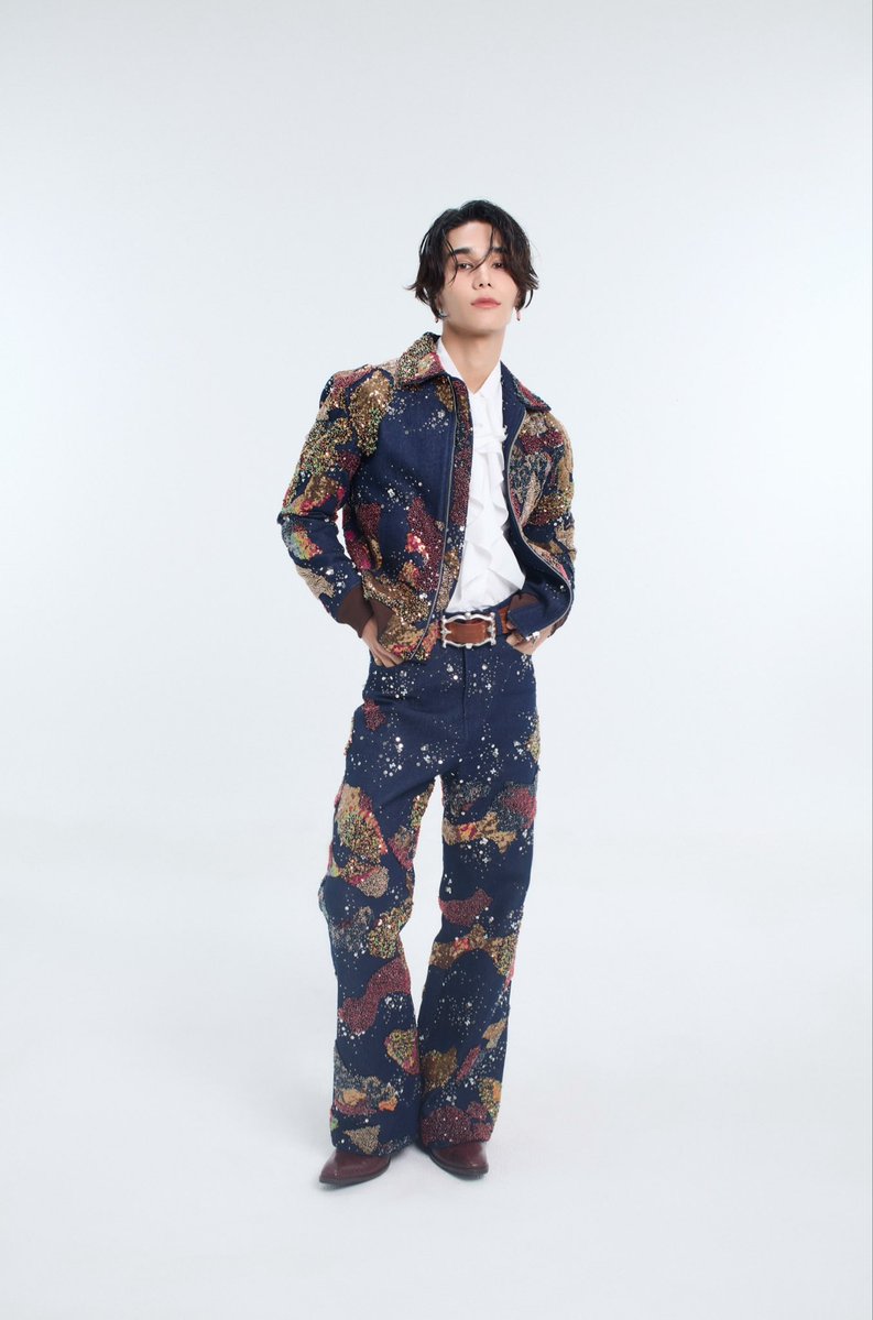 SATURDAYSSBR's tweet photo. Novas fotos promocionais de Jeff Satur para o comeback.

O Studio On Saturn postou novas imagens conceituais de Jeff Satur (#JeffSatur) sob o título "Diferentes Lados de Mim", marcando o início da divulgação visual desta nova fase de sua carreira e do comeback.

「⭐️」
#UniversalMusicTH
#JeffSaturEntersTheUniverse