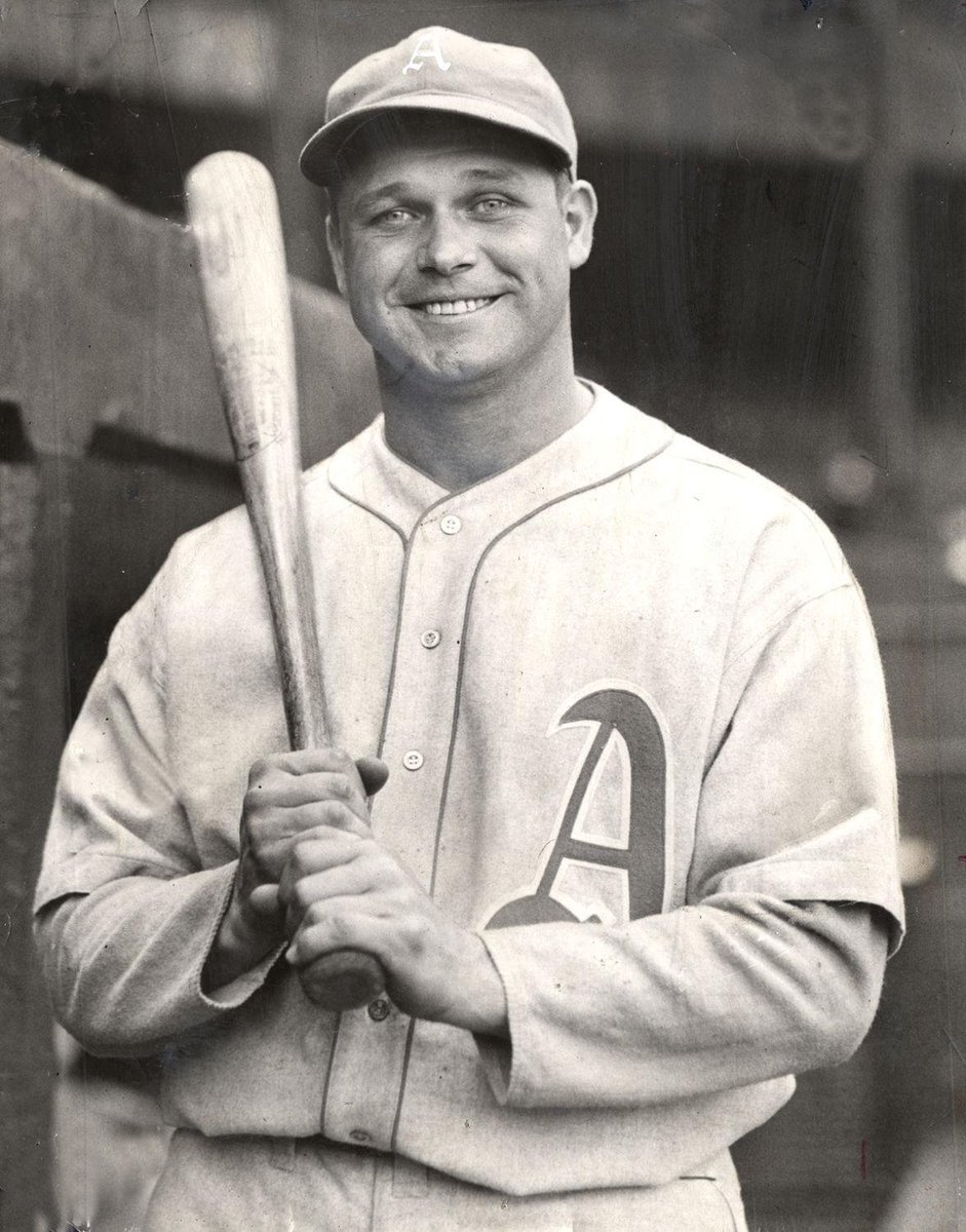 JLMendoza_'s tweet photo. Un día como hoy en 1907 nació Jimmie Foxx, uno de los mejores jugadores de béisbol de todos los tiempos y quizás solo detrás de Babe Ruth y Ty Cobb en la etapa previa a la 2da. Guerra Mundial.

-Fue el 1er. jugador en ganar 3 premios al Jugador Mas Valioso. 
-Fue el jugador más joven en llegar a 500 HRs en su carrera (hasta 2007 cuando A-Rod lo superó).
-De hecho fue el 2do. jugador después de Ruth en lograr llegar a esa cifra. Hasta finales de los 60s era aún parte del top-5 jonronero.
-Foxx ganó una Triple Corona soberbia, en 1933, pero incluso su temprada anterior en 1932 fue aún más legendaria. Se quedó a dos cuadrangulares de igualar los 60 del Bambino en 1927.
-En 1936 pasó a los Medias Rojas de Boston con los cuales conectó 50 HRs en 1938, convirtiéndose en el 1er. jugador que conectó 50+ en franquicias distintas, algo que mucho tiempo después lograría Mark Magwire.
-Fue uno de los primeros atletas multidisciplinarios exitosos de Maryland: brilló en béisbol, balompié, campo y pista hasta su firma profesional en 1924. 

La 2da. parte de su carrera vio un descenso impresionante. Fue desconcertante que solo agregará 34 jonrones después de 1941, a partir de los 33 años.

Sufrió lesiones de diversos tipos y una apendicitis que motivó una cirugía. A todo esto se le suma una inclinación por el consumo de alcohol que por sí misma es suficientemente dañina, pero de la que se dice que involucró bebidas adulteradas que le hicieron un daño importante en su salud y rendimiento.

Sea como fuere, su primera mitad de carrera brilla lo suficiente en el tiempo como para convertirle en una leyenda del juego. Lefty Gómez dijo de él que "Tenía músculos hasta en el cabello" y Ogden Nash lo inmortalizó en su poema "Line-Up for Yesterday". 

Figura histórica del béisbol.