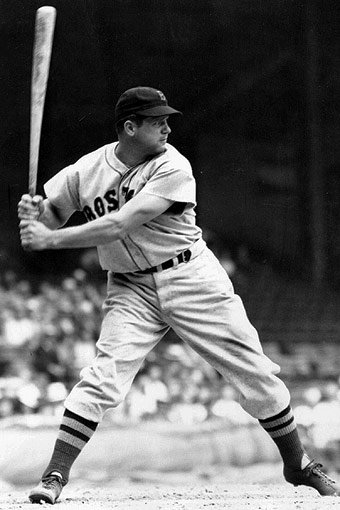 JLMendoza_'s tweet photo. Un día como hoy en 1907 nació Jimmie Foxx, uno de los mejores jugadores de béisbol de todos los tiempos y quizás solo detrás de Babe Ruth y Ty Cobb en la etapa previa a la 2da. Guerra Mundial.

-Fue el 1er. jugador en ganar 3 premios al Jugador Mas Valioso. 
-Fue el jugador más joven en llegar a 500 HRs en su carrera (hasta 2007 cuando A-Rod lo superó).
-De hecho fue el 2do. jugador después de Ruth en lograr llegar a esa cifra. Hasta finales de los 60s era aún parte del top-5 jonronero.
-Foxx ganó una Triple Corona soberbia, en 1933, pero incluso su temprada anterior en 1932 fue aún más legendaria. Se quedó a dos cuadrangulares de igualar los 60 del Bambino en 1927.
-En 1936 pasó a los Medias Rojas de Boston con los cuales conectó 50 HRs en 1938, convirtiéndose en el 1er. jugador que conectó 50+ en franquicias distintas, algo que mucho tiempo después lograría Mark Magwire.
-Fue uno de los primeros atletas multidisciplinarios exitosos de Maryland: brilló en béisbol, balompié, campo y pista hasta su firma profesional en 1924. 

La 2da. parte de su carrera vio un descenso impresionante. Fue desconcertante que solo agregará 34 jonrones después de 1941, a partir de los 33 años.

Sufrió lesiones de diversos tipos y una apendicitis que motivó una cirugía. A todo esto se le suma una inclinación por el consumo de alcohol que por sí misma es suficientemente dañina, pero de la que se dice que involucró bebidas adulteradas que le hicieron un daño importante en su salud y rendimiento.

Sea como fuere, su primera mitad de carrera brilla lo suficiente en el tiempo como para convertirle en una leyenda del juego. Lefty Gómez dijo de él que "Tenía músculos hasta en el cabello" y Ogden Nash lo inmortalizó en su poema "Line-Up for Yesterday". 

Figura histórica del béisbol.