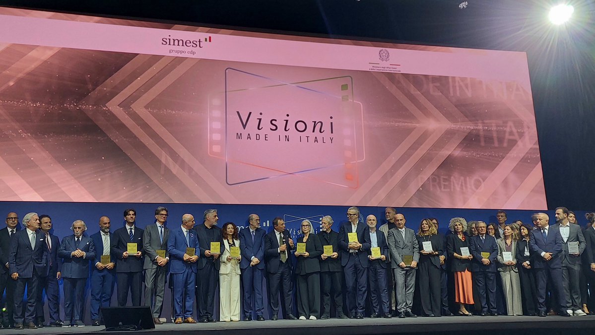 NicolettiStef63's tweet photo. Dimostrare che dietro ad un finanziamento agevolato per l'export vi sono storie di persone reali, di progettualità innovative, di imprenditorialità creativa, di tenacia e passione per il risultato, di artigianalità e meticolosità nella realizzazione di un prodotto che parli della terra o della comunità in cui nasce.
Questa la sfida di @SIMEST_IT con il progetto "Visioni made in Italy. Storie che accendono l'ispirazione" alla cui premiazione, al #TeatroSistina di #Roma, ho preso parte ieri. Una serie di cortometraggi, prodotti dalle tante imprese  in concorso, che hanno mostrato chi c'è dietro l'Italia che produce ed esporta. 
A premiarle, Il Vice Segretario Generale della Farnesina, Amb. Carlo Lo Cascio ed il Presidente di Simest, Vittorio De Pedys.
A breve i corti saranno visibili su una piattaforma dedicata.
@lo_cascio1
@VittoriodePedys