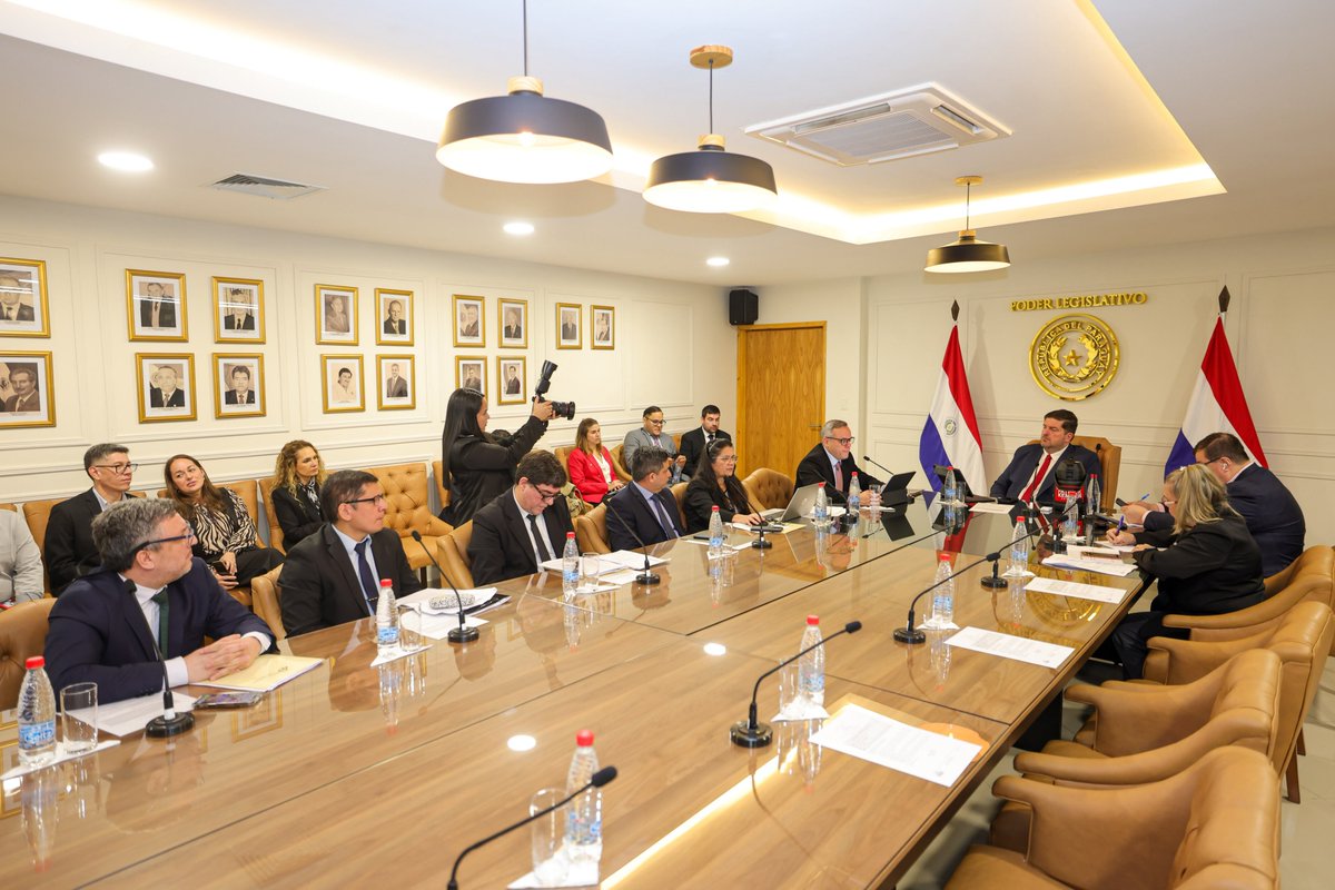 SenadoresPy's tweet photo. El senador @patrick_kemper, preside la reunión de la Comisión Especial de Investigación, sobre los hechos relacionados con la emisión, comercialización y utilización de títulos, diplomas y certificaciones de educación superior, formación técnica, profesional y posgrado, 👇🏽 https://t.co/cEhoTZ5PaN