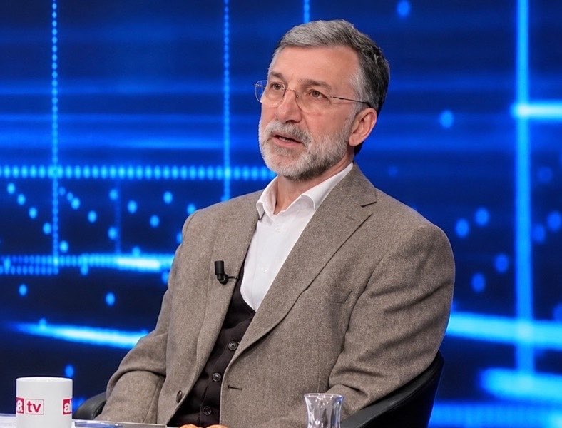 _tevhidgundemi's tweet photo. İdare Mahkemesinden Skandal: Başka Bir Dosyadaki İfadeleri Kenan Alpay’ın Kararına Kopyaladı! 

🔻 TV programlarında ve sosyal medyada Atatürk ve Kemalizm eleştirisi yaptığı gerekçesiyle görevden uzaklaştırılan gazeteci-yazar Kenan Alpay’ın açtığı iptal davasında, mahkemenin başka bir dosyadaki ifadeleri olduğu gibi kopyaladığı ortaya çıktı.

🔻 İstanbul 14. İdare Mahkemesi, terör soruşturmasından yargılanan Küçükçekmece Belediyesi çalışanı bir mühendise ait dosyadaki ifadeleri Alpay’ın dosyasına aktardı. Kararda, Üsküdar Belediyesinde sosyolog olarak çalışan Alpay’ın Küçükçekmece Belediyesinde mühendis olarak görev yaptığı yazıldı.

🔻 Dosyaların birbirine karıştırılması, yargılamada özen yükümlülüğü ve adil yargılanma hakkı açısından ciddi soru işaretleri doğururken Alpay, yaşananlara tepki göstererek sorumlular hakkında hesap sorulması gerektiğini belirtti.