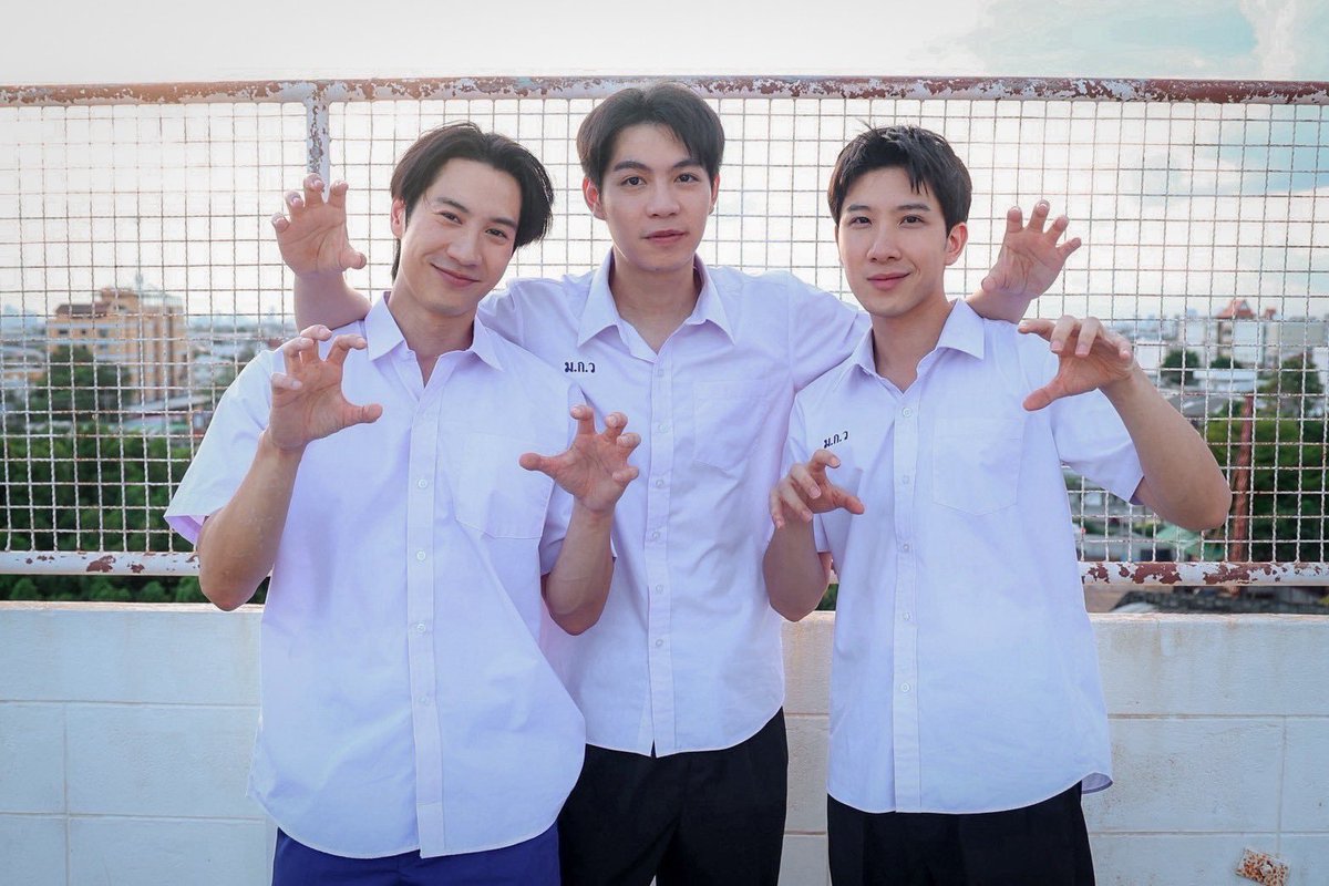WaraKpmW's tweet photo. ถ้าสามคนนี้เป็นครอบครัวกันจริงน้องคุนก็น่าสงสารมากเลยนะ ในขณะที่คิมหันต์เรียนโรงเรียนเอกชน น้องคุนกลับได้เรียนแค่โรงเรียนรัฐทั่วไปเอง การแต่งกายก็ดูดีกว่า แถมน้องดูโตมากับเจ็กเทียนด้วย เหตุผลก็น่าจะเพราะว่าคุนไม่ใช่ลูกแท้ๆเป็นแค่เด็กที่เค้ารับมาเลี้ยงอ่ะ 🥹

#TheInvisibleDragon https://t.co/CIQ4ASqzAx