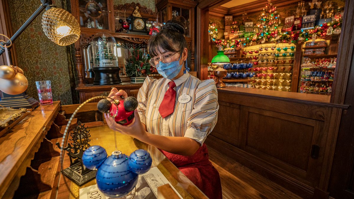 MousePlanet's tweet photo. 5 years ago @Disneyland - we got our first official look (via these photos from Disney) of Plaza Point, the new year-round holiday shop on Main Street, U.S.A. 

The store replaced the Main Street Photo Supply Co., which had been rendered mostly obsolete by digital photography. https://t.co/JbBlZkI4tN