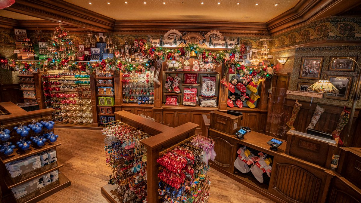 MousePlanet's tweet photo. 5 years ago @Disneyland - we got our first official look (via these photos from Disney) of Plaza Point, the new year-round holiday shop on Main Street, U.S.A. 

The store replaced the Main Street Photo Supply Co., which had been rendered mostly obsolete by digital photography. https://t.co/JbBlZkI4tN