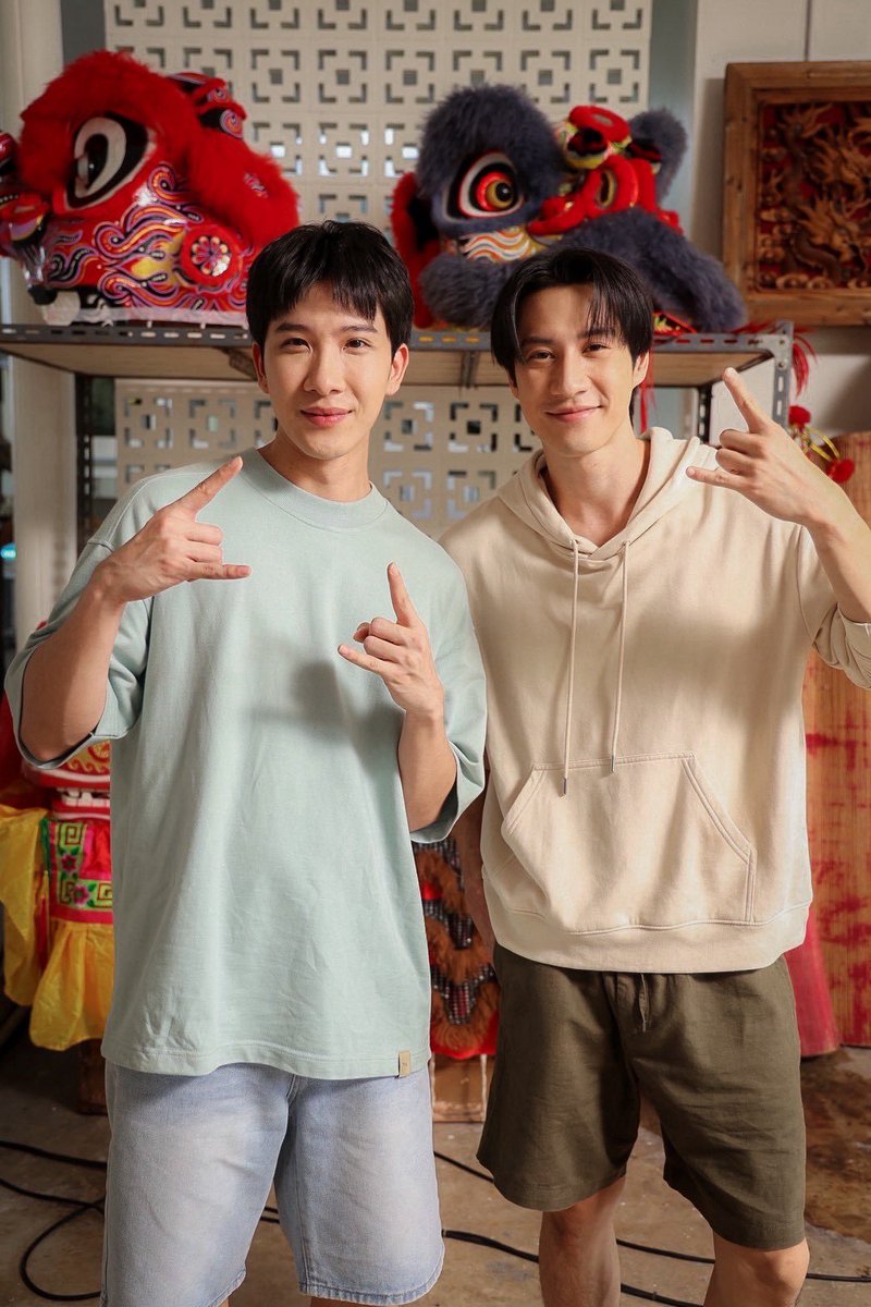 WaraKpmW's tweet photo. ถ้าสามคนนี้เป็นครอบครัวกันจริงน้องคุนก็น่าสงสารมากเลยนะ ในขณะที่คิมหันต์เรียนโรงเรียนเอกชน น้องคุนกลับได้เรียนแค่โรงเรียนรัฐทั่วไปเอง การแต่งกายก็ดูดีกว่า แถมน้องดูโตมากับเจ็กเทียนด้วย เหตุผลก็น่าจะเพราะว่าคุนไม่ใช่ลูกแท้ๆเป็นแค่เด็กที่เค้ารับมาเลี้ยงอ่ะ 🥹

#TheInvisibleDragon https://t.co/CIQ4ASqzAx