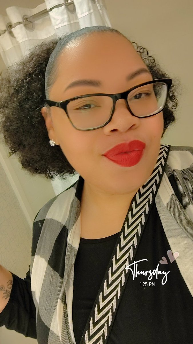 YaFavePhatGirl's tweet photo. I know a red lip hate to see me coming 🤣 *cues trey songz- red lips* https://t.co/733HOr9YZZ