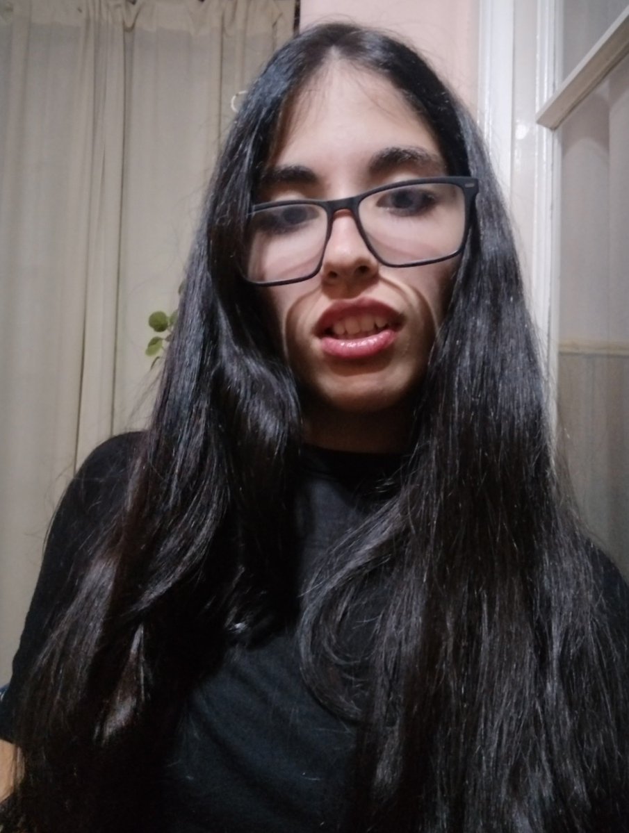 marsoinlove's tweet photo. Bue el año pasado me veía tan hot con el pelo negro "azulado", sin flequillo y con otros lentes la puta madre (y si vuelvo deam?) https://t.co/glswP46JRo