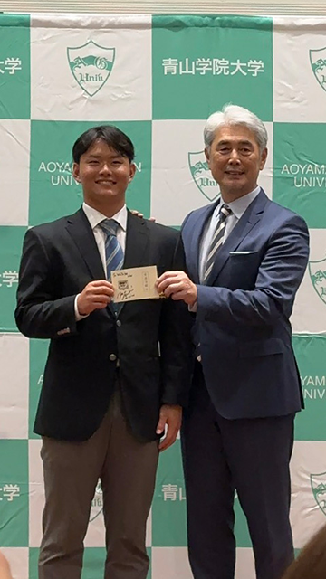 Rakuten__Eagles's tweet photo. ドラフト後、1巡目指名の #渡部海 選手のもとへ指名挨拶に伺いました。

「吉井監督からは『焦らずに』と言っていただきましたが、自分としては早くレギュラーを掴んで試合に出たいという気持ちが強いです。」

詳しくはこちら👉 https://t.co/Y43JWfpO2a

#RakutenEagles #ドラフト会議2026 https://t.co/dIKBMOPyeB