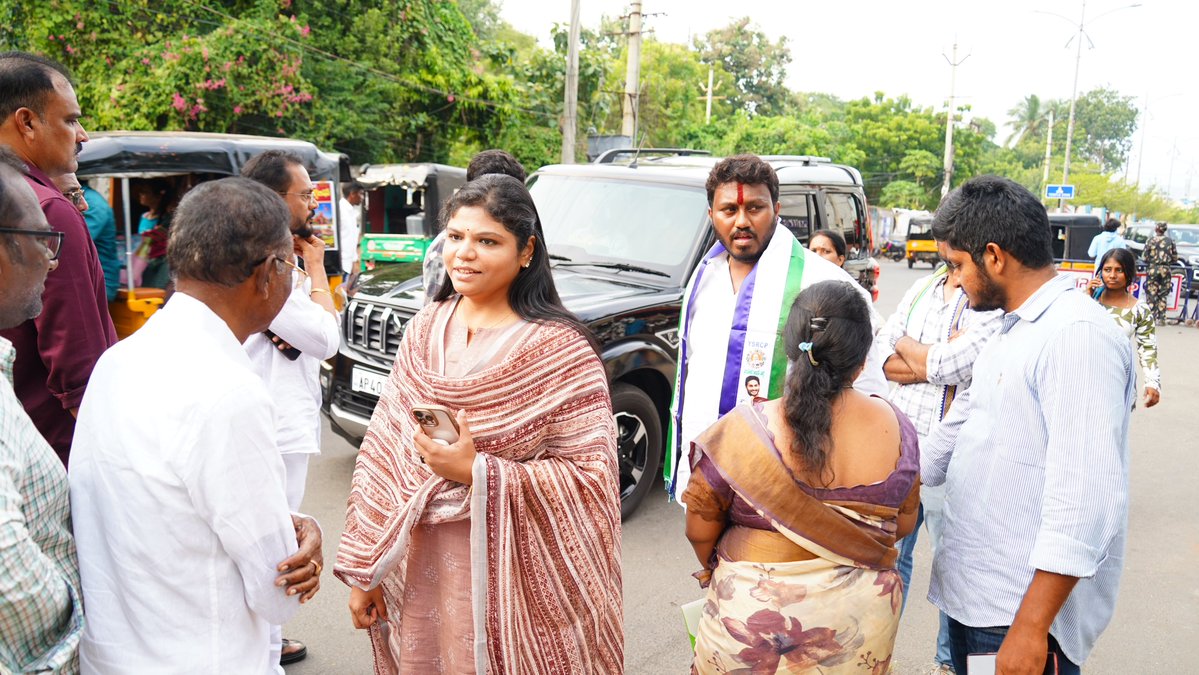 DrBotchaAnusha's tweet photo. చీపురుపల్లి జెడ్పీటీసీ అభ్యర్థిగా శ్రీ బెల్లాన వంశీ గారు విజయనగరం జిల్లా పరిషత్ కార్యాలయంలో నామినేషన్ దాఖలు చేశారు. ఈ సందర్భంగా ఆయనకు శుభాకాంక్షలు తెలియజేస్తూ, ప్రజలకు మరింత సేవ చేయాలని ఆకాంక్షించాను. ఈ కార్యక్రమంలో యువ నాయకులు శ్రీ బొత్స సందీప్ గారితో కలిసి పాల్గొన్నాను. https://t.co/s2T21Bb5bX