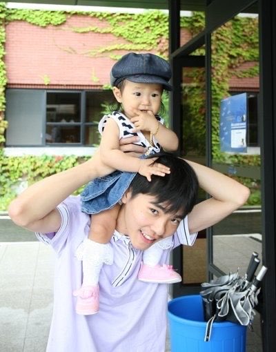 ep4dr's tweet photo. 이 9단은 딸과 어떤 식으로 놀아주나?

"딸이라면 껌뻑 죽는다^^ 더 어릴 때는 춤도 춰 주고 동화책도 읽어주고, 바둑을 두면서 놀기도 했다. 지금은 좀 어렵고.... 지금도 딸이 아빠랑 통화할 때면 엄마가 자기 혼낸 얘기를 하며 이른다. 아빠는 다 받아준다."

세상 무서운거 없는 독한 승부사가 한 집안의
따뜻한 딸바보가장이라는게 너무 조으미…🥹