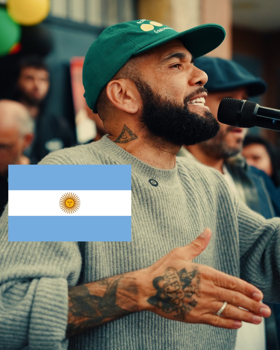 DiarioOle's tweet photo. "Yo vengo a declarar a Cristo para toda la Argentina. Aunque sea un país de fútbol, es tiempo de cambiar de dirección. Porque el fútbol no salva a nadie..."

🗣️ La reflexión de Dani Alves sobre la Argentina en su visita al país como predicador evangélico 🇦🇷🇧🇷 https://t.co/4YsiUeaS6M
