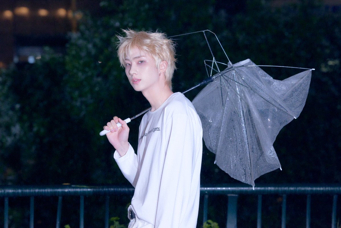 aliengyuzz's tweet photo. blonde jiung makes me want to rip my hair out my skull https://t.co/z3bJr2fdRb