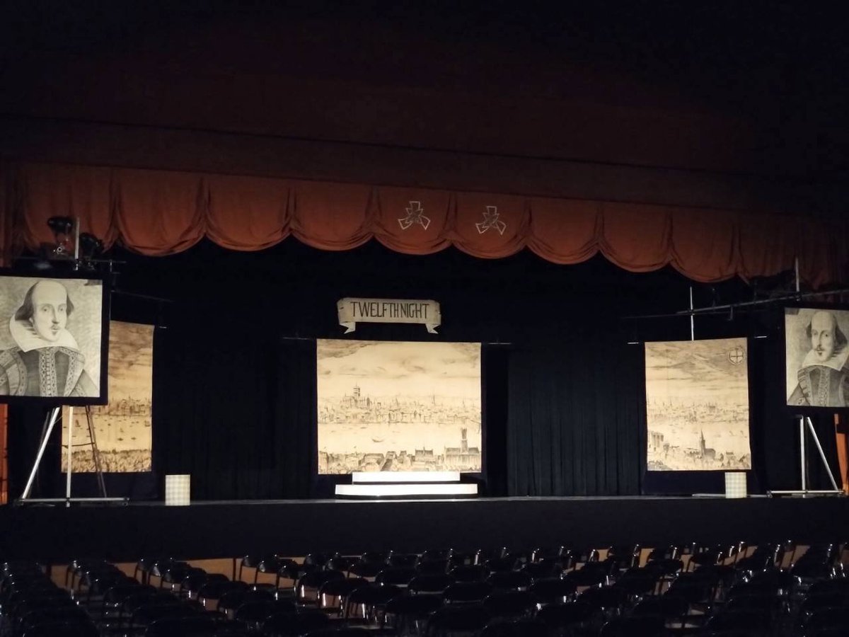 theater2plus1's tweet photo. 十二夜@兵庫県立大学付属学校体育館

県立大付属高校&amp;中学校合同の芸術鑑賞会が無事終わりました。
声を出して参加してくれた中高生たち✨
時には鋭いツッコミも!？😂
演劇の楽しさ、少しでも伝わったら嬉しいです。
ありがとうございました！

#シアター2plus1
#芸術鑑賞会 https://t.co/L3Kat1d7eU