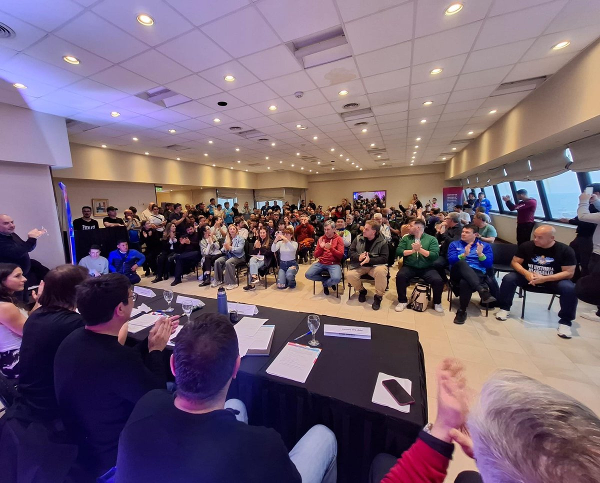 Leot14's tweet photo. ➡️El deporte es una política pública estratégica para el desarrollo humano y la construcción de una sociedad más justa.
En📍Mar del Plata participamos del 1º Foro Provincial del Deporte, junto a @cardozocristian y demás autoridades, compartiendo experiencias y debatiendo los desafíos del deporte en la PBA💙.
Defender el deporte como derecho es ampliar oportunidades, garantizar inclusión y fortalecer el rol del Estado en cada comunidad.
@Kicillofok @flaviaterigi @larroqueandres