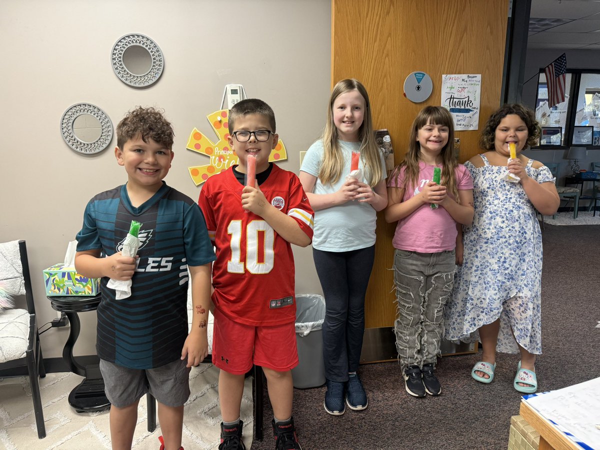 mrswiebej's tweet photo. Celebrating positive choices. 4th graders continued an engaging and responsible learning environment that kept learning on track, even when their teacher was away! 
Way to lead by example Bobcats @BellevueSchools @BerthaBobcats #subtickets https://t.co/NBQB8b7Dsd