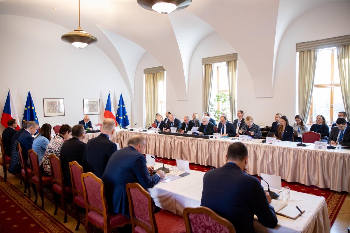 ArminLaschet's tweet photo. In einem beeindruckenden Podcast bei @ronzheimer hat der Präsident Tschechiens @prezidentpavel , ein starker Unterstützer der Ukraine, europäische Gespräche mit Russland angemahnt. Guter Zeitpunkt, um heute in #Prag mit den Vorsitzenden der Auswärtigen Ausschüsse Europas zu diskutieren über europäische Souveränität und Stärke gegenüber China und Russland. Guter Austausch am Rande mit den Vorsitzenden @PavelFischer 🇨🇿@bruno_fuchs 🇫🇷 @EmilyThornberry 🇬🇧 .