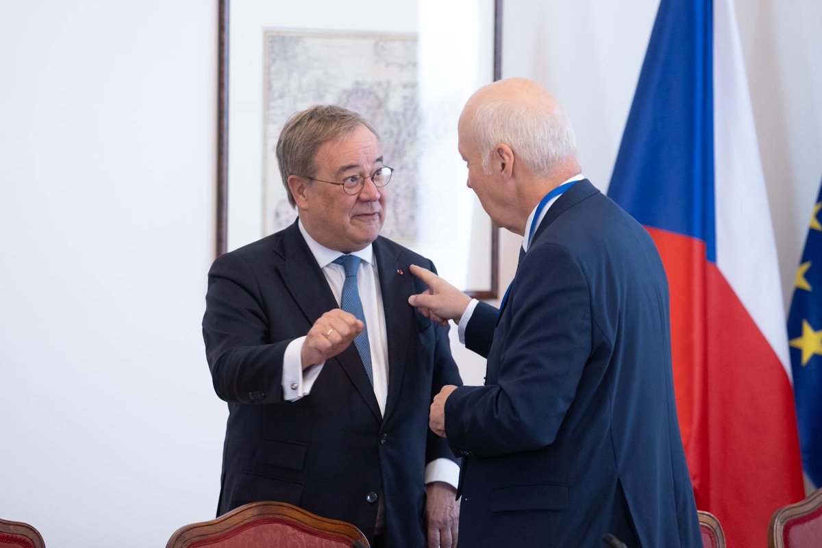 ArminLaschet's tweet photo. In einem beeindruckenden Podcast bei @ronzheimer hat der Präsident Tschechiens @prezidentpavel , ein starker Unterstützer der Ukraine, europäische Gespräche mit Russland angemahnt. Guter Zeitpunkt, um heute in #Prag mit den Vorsitzenden der Auswärtigen Ausschüsse Europas zu diskutieren über europäische Souveränität und Stärke gegenüber China und Russland. Guter Austausch am Rande mit den Vorsitzenden @PavelFischer 🇨🇿@bruno_fuchs 🇫🇷 @EmilyThornberry 🇬🇧 .
