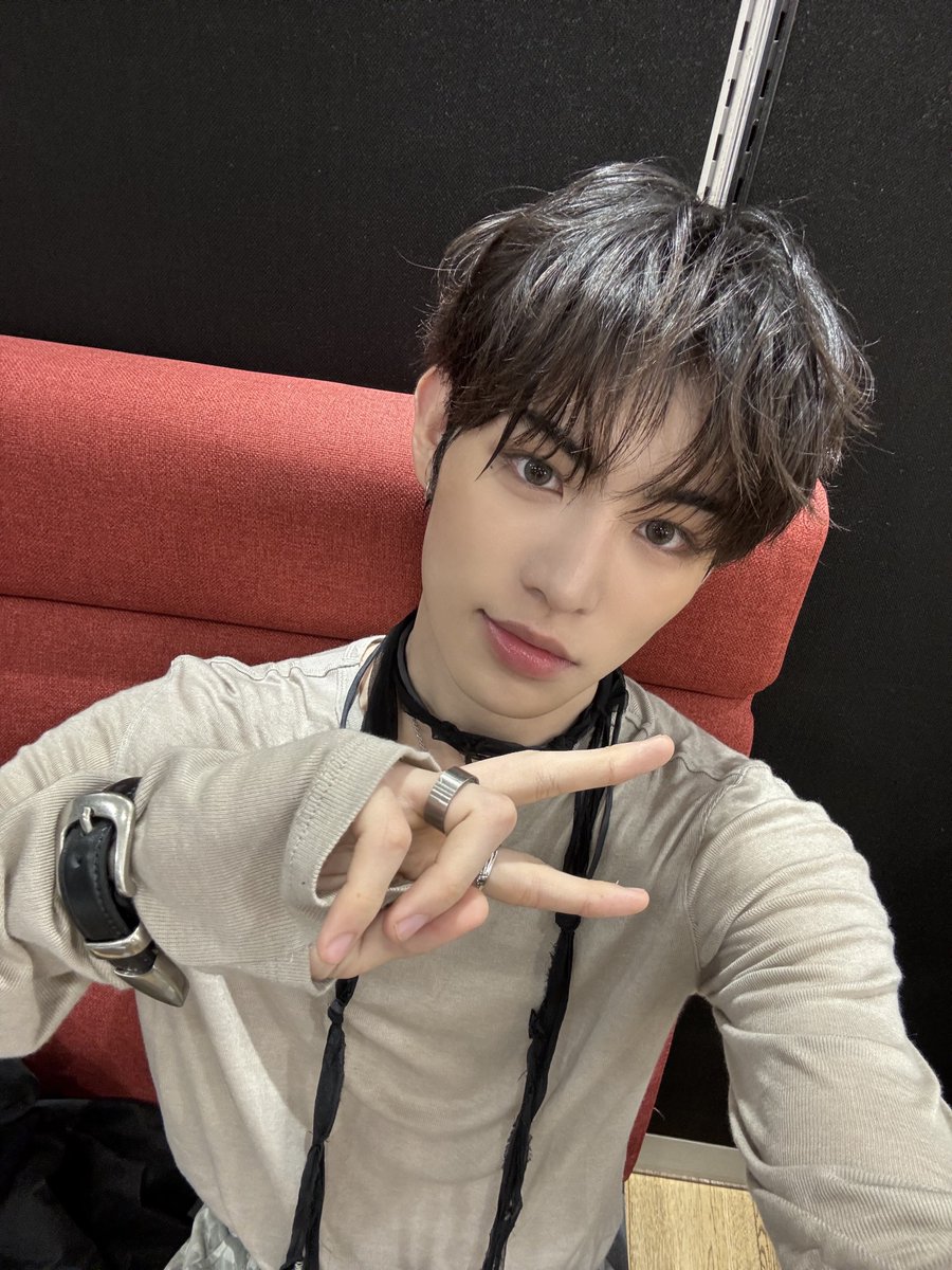 exuiwc's tweet photo. 오늘의 민제 셀카 📸🫧

🐺 오늘은 약간 락앤롤 느낌으로 ㅎㅎ
🐺 🤘 https://t.co/swL5BXZ5Li