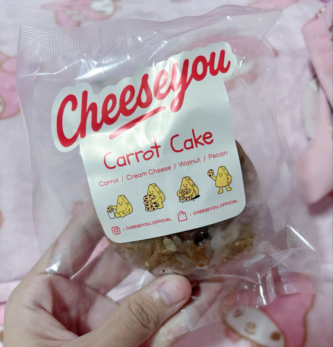 kkexcp_'s tweet photo. Cheeseyou รส Carrot Cake (🍪🧀🥕)

ออกตัวก่อนเลยปกติเป็นแอนตี้แครอทเค้กมากๆไม่กินเลย55555แต่พอได้ลองอันนี้อร่อยมากคั้บ😭เนื้อจากพุงเด็กอ้วน #JookKroo อร่อยจริงๆยิ่งกัดไปเจอครีมชีสนะแสงออกปากก🤩

#cheeseyou | #jj_rcp ✨ https://t.co/A9JA8ZJxrQ