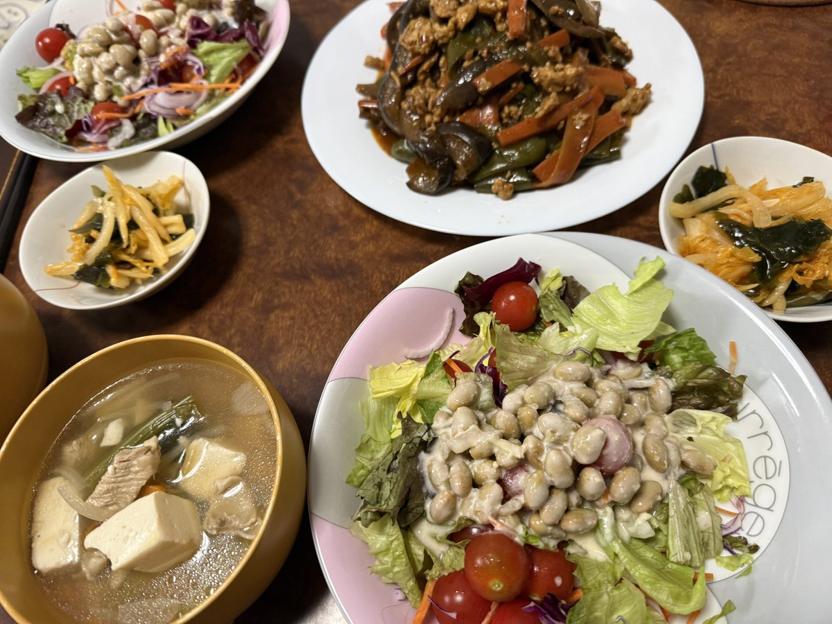 ebibibibi_mu's tweet photo. 今日の晩ご飯(おいたん作)

・白菜とワカメのナムル(作り置き)
・麻婆茄子(作り置き)
・大豆マリネのヨーグルトソースサラダ
・具だくさんスープ

全部美味しかった😋

 #夕飯 #手料理 https://t.co/wfrm5U05zV