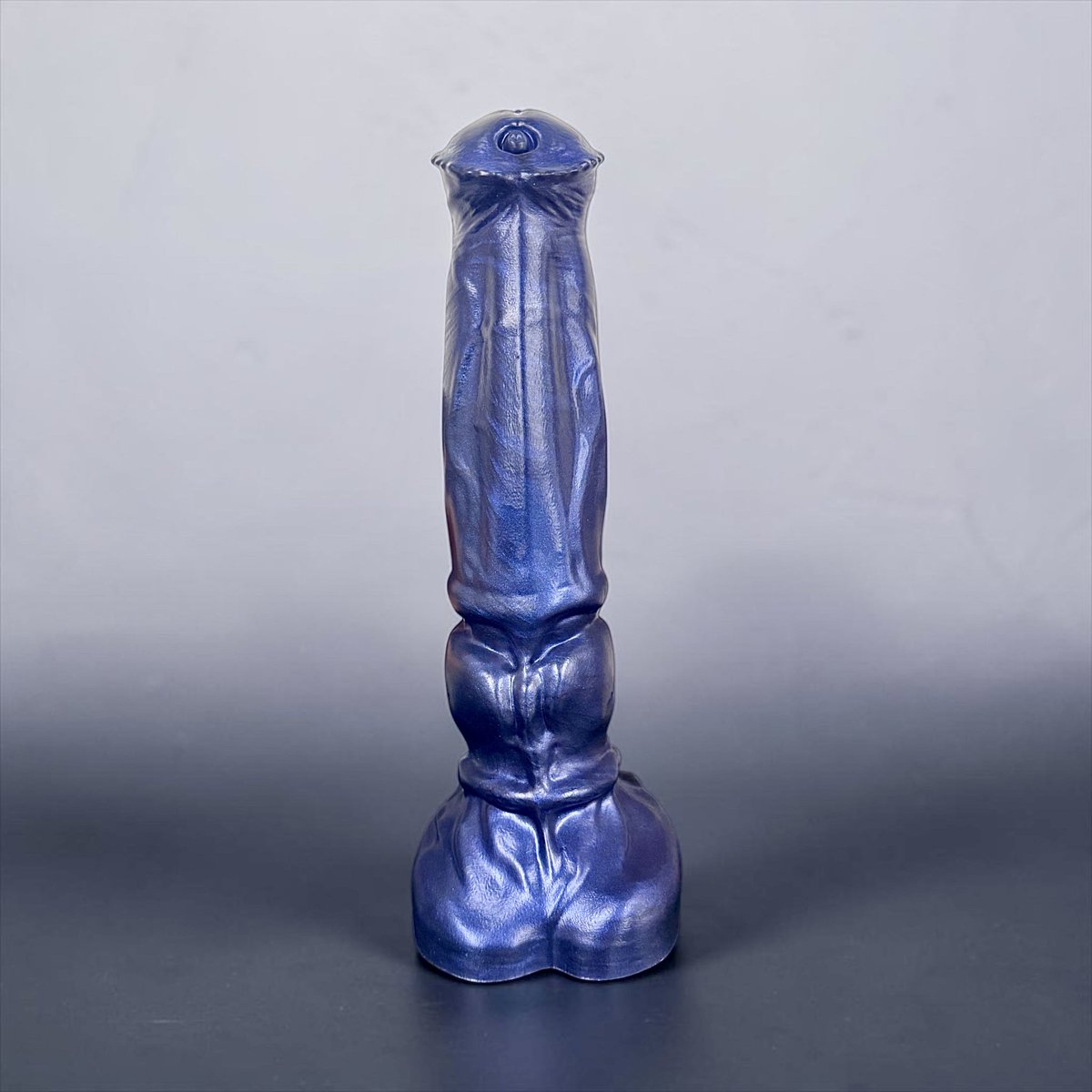 YouandMeSexToys's tweet photo. Notre couleur signature « Dark Metalic Blue » et très demandée sur ce modèle 🤩

L’EqusLupus, ici en taille 2XL : 34 x 7.9 cm 🫣 https://t.co/IyoZYuV0GU