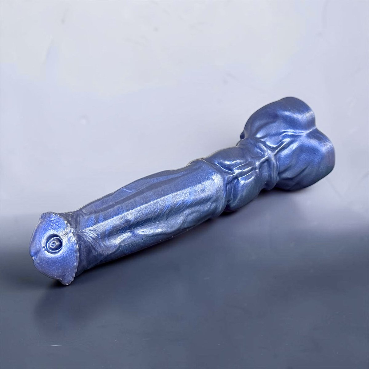 YouandMeSexToys's tweet photo. Notre couleur signature « Dark Metalic Blue » et très demandée sur ce modèle 🤩

L’EqusLupus, ici en taille 2XL : 34 x 7.9 cm 🫣 https://t.co/IyoZYuV0GU