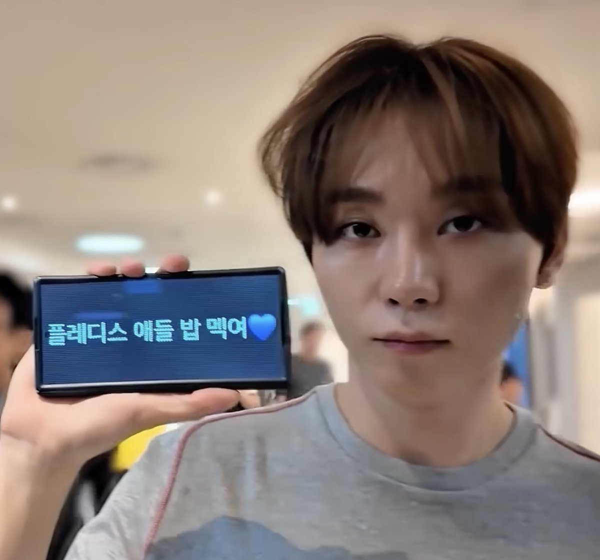HISEUNGKWAN_TH's tweet photo. 🍊"เพลดิส ให้เด็กๆ กินข้าวบ้าง💙" 

😭 https://t.co/gMqJRBkD0T