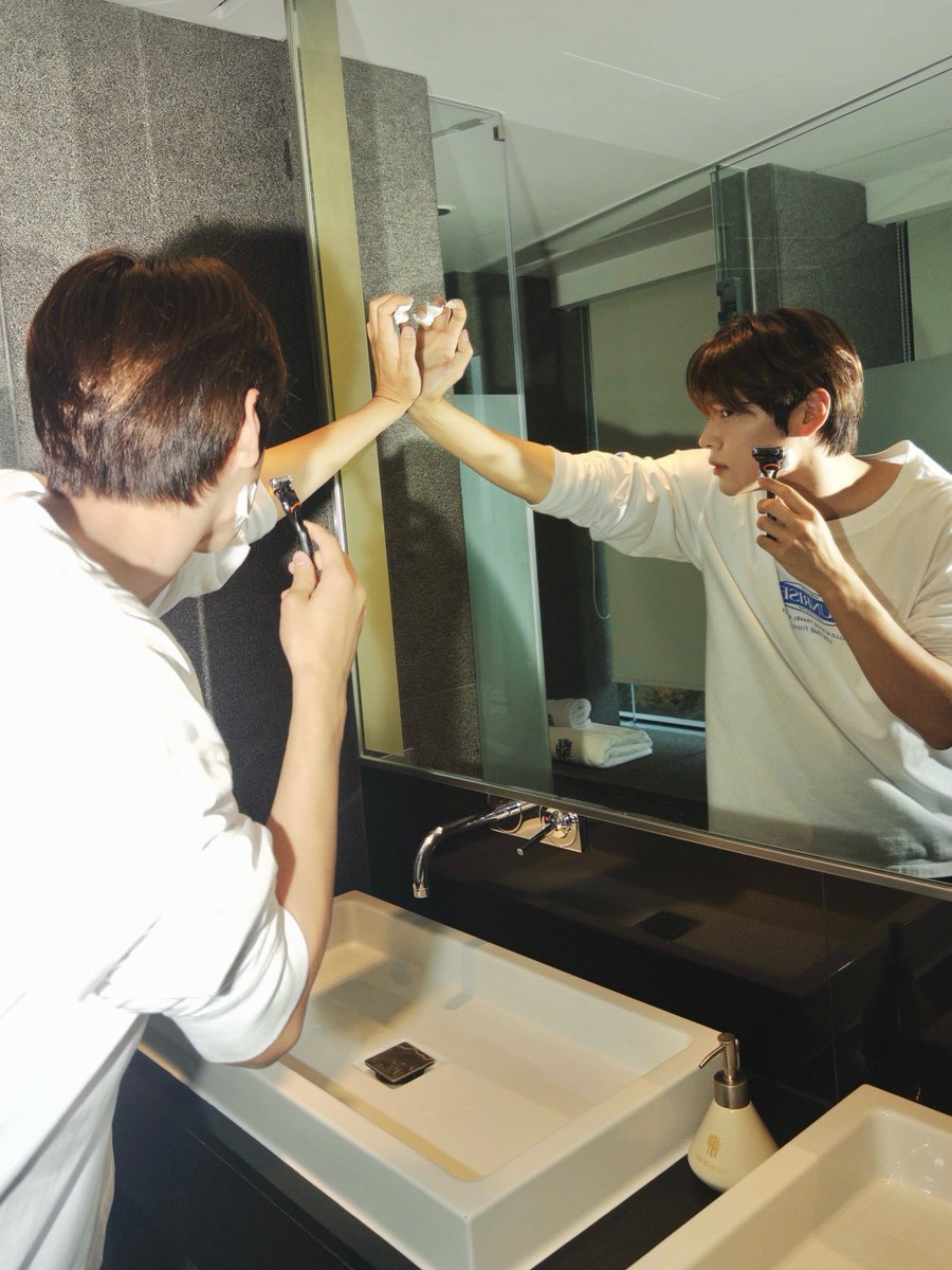 myloveallyours's tweet photo. 아니 면도 오바지 ㅆㅂ https://t.co/zpD7JW6ann