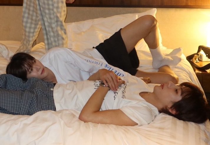 000a3_0's tweet photo. 톤석은 진짜 새로운 방식의 무릎베개를 함 https://t.co/PpVtdk9FTR