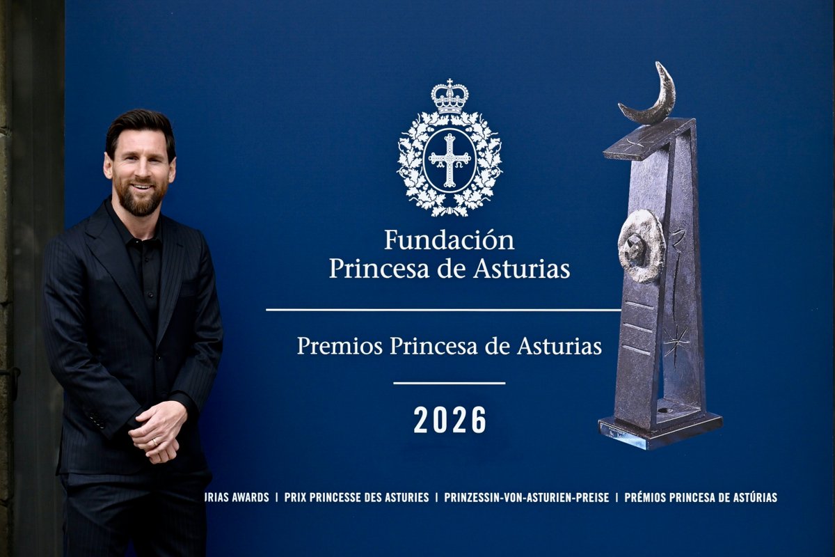 messi10_rey's tweet photo. 🚨Leo Messi será el primer futbolista no Español en ganar el premio Princesa de Asturias de los Deportes !

2012 - 🇪🇸Xavi Hernández e Íker Casillas
2026 - 🇦🇷Lionel Messi https://t.co/q9238L7OM6