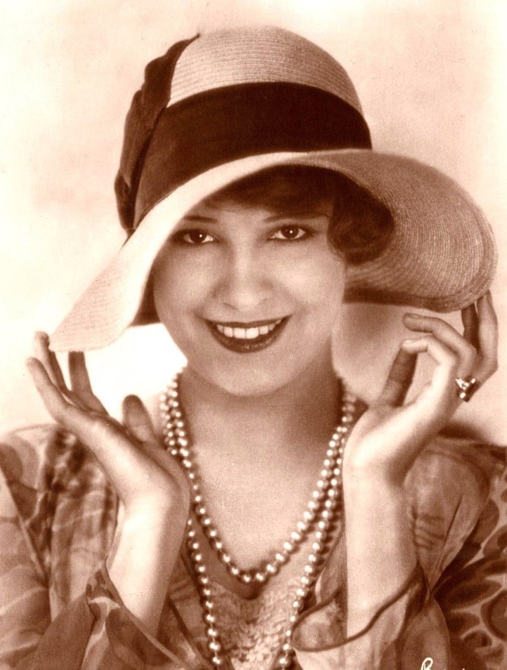 filmdialogueone's tweet photo. Invited by Samuel Goldwyn, European star Lili Damita came to Hollywood, debuting opposite Ronald Colman in The Rescue. Her vivacity enlivened early talkies with Gary Cooper and Cary Grant before she left Hollywood in 1935.
#LiliDamita #PreCode #FilmHistory https://t.co/FpUqFXbTWb