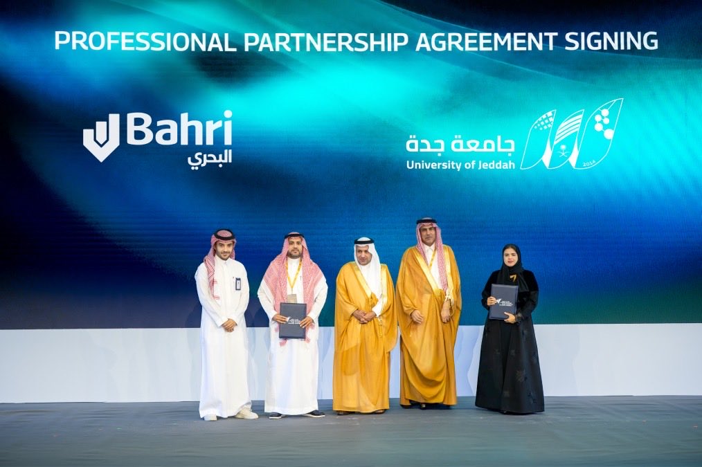 AmmwajSa's tweet photo. “البحري” و”جامعة جدة” توقعان اتفاقية شراكة مهنية في المؤتمر السعودي البحري واللوجستي
لتعزيز التكامل بين القطاعين الأكاديمي والمهني من خلال توفير فرص التدريب الميداني
#البحري https://t.co/sjW2XU0z1v