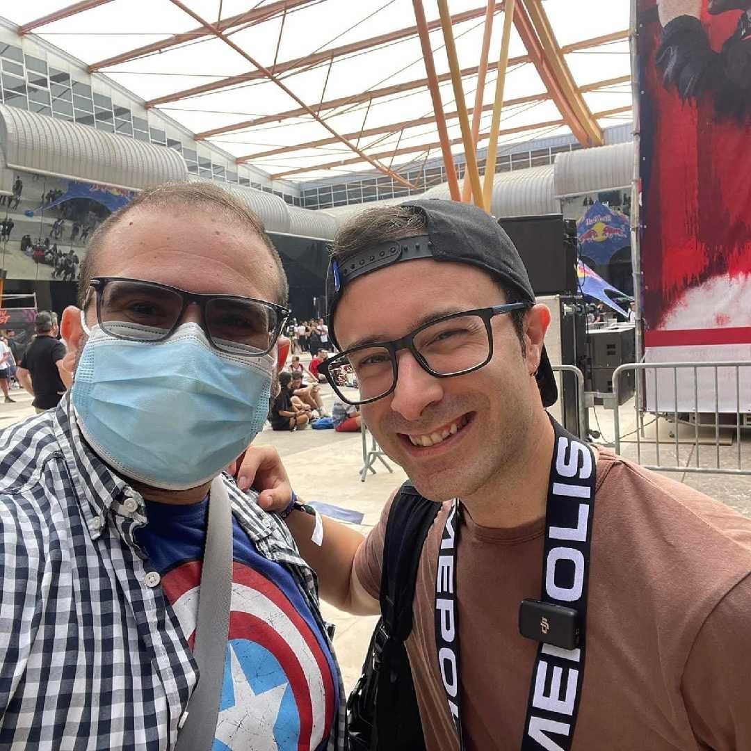 LordTimort's tweet photo. Facebook me recuerda esta foto que me hice con @EpicRayBacon en la @Gamepolis_org de Málaga de hace unos años. Fue un buen momento, que gran persona. https://t.co/wflN6jhzkB