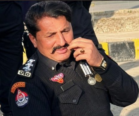 ahmadwaraichh's tweet photo. پختون خوا پولیس کے بہادر بیٹے DSP عمران الدین آج دہشتگردوں کے حملے میں شہید ہو گئے، کیریئر میں ہمیشہ فرنٹ لائن پر دہشتگردوں کا مقابلہ کیا، جوانوں کیلئے بڑی ڈھال رہے۔ 

انا لله و انا الیه راجعون https://t.co/8qJtuRv8hR