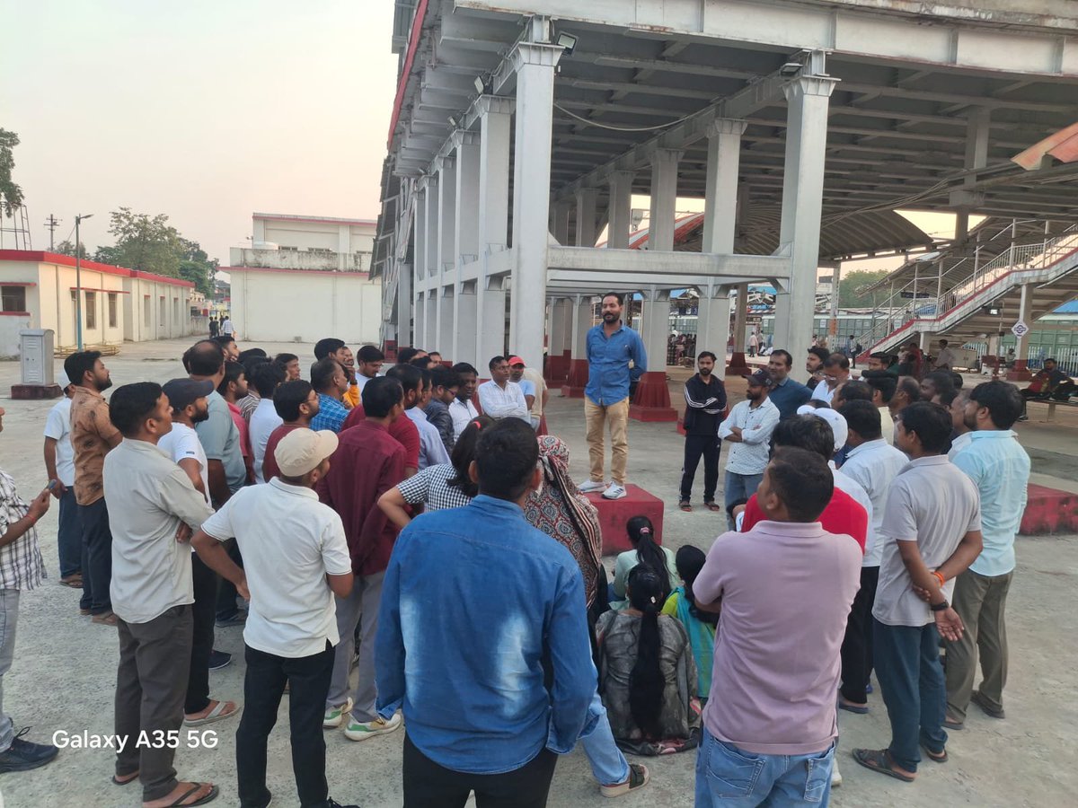 rishabhpost's tweet photo. आज TGT में शैक्षणिक अहर्ता संबंधी अधिसूचना का पत्र सोशल मीडिया पर प्रकाशित होने के बाद TGT PGT में पुरानी नियमावली से प्रभावित छात्रों ने प्रयाग स्टेशन पर एक बड़ी मीटिंग की। इस मीटिंग में अभ्यर्थियों ने यह निर्णय किया कि मुख्यमंत्री के आश्वाशन के बाद भी उनको बाहर किया गया है इसलिए वो फिर से महा आंदोलन करेंगे और यह आंदोलन पहले से भी बड़ा करेंगे और आमरण अनशन भी करेंगे। उनका कहना है कि उन्हें हर हाल में TGT विज्ञापन में शामिल किया जाए।