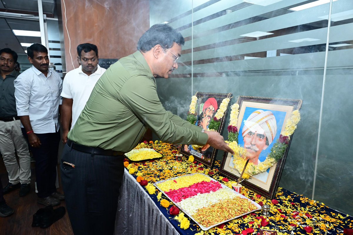 Comm_HYDRAA's tweet photo. —హైడ్రా కార్యాలయంలో...
— కొమురం భీమ్, పండుగ సాయన్న జయంతి వేడుక‌లు

✳️ ఆదివాసీల హక్కుల సాధన కోసం ‘జల్, జంగల్, జమీన్’ నినాదంతో పోరాడిన కొమురం భీమ్, అణగారిన వర్గాల ఆత్మగౌరవం కోసం నిలబడిన ప్రజా వీరుడు పండుగ సాయన్నల జ‌యంతిని హైడ్రా కార్యాలయంలో ఘ‌నంగా నిర్వ‌హించారు. ఇరువురి సేవ‌ల‌ను స్మ‌రించుకుంటూ.. వారి చిత్ర ప‌టాల‌కు పూల‌మాల‌లు వేసి హైడ్రా క‌మిష‌న‌ర్ శ్రీ ఏవీ రంగ‌నాథ్ గారు ఘనంగా నివాళులర్పించారు. అన్యాయంపై పోరాటం, సమానత్వం కోసం తపన, పేదలు మరియు అణగారిన ప్రజల హక్కుల పరిరక్షణ కోసం వారు చేసిన త్యాగాలు చిరస్మరణీయమని క‌మిష‌న‌ర్ అన్నారు. వారి పోరాట స్ఫూర్తి, ధైర్యం, ప్రజల పట్ల అంకితభావం భావితరాలకు ఎల్లప్పుడూ మార్గదర్శకంగా నిలుస్తాయని పేర్కొన్నారు.

#HYDRAA #KomaramBheem #PandugaSayanna #JayanthiCelebrations #Tributes
