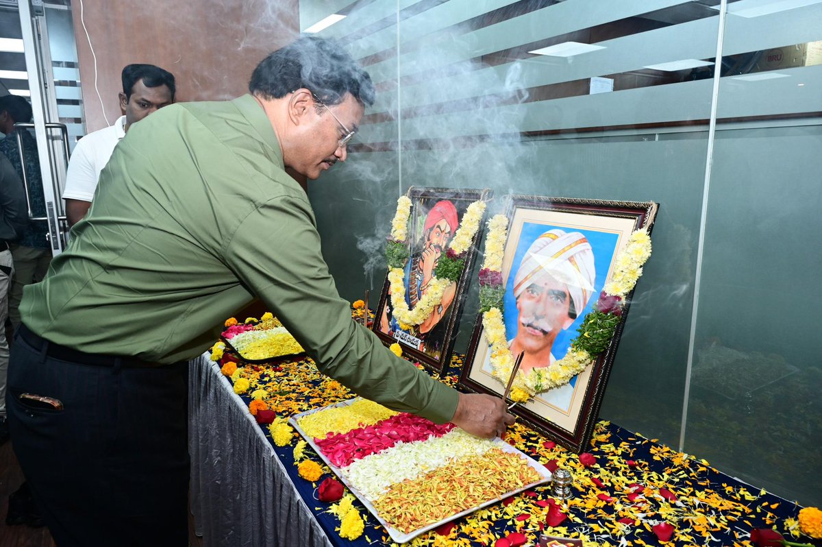 Comm_HYDRAA's tweet photo. —హైడ్రా కార్యాలయంలో...
— కొమురం భీమ్, పండుగ సాయన్న జయంతి వేడుక‌లు

✳️ ఆదివాసీల హక్కుల సాధన కోసం ‘జల్, జంగల్, జమీన్’ నినాదంతో పోరాడిన కొమురం భీమ్, అణగారిన వర్గాల ఆత్మగౌరవం కోసం నిలబడిన ప్రజా వీరుడు పండుగ సాయన్నల జ‌యంతిని హైడ్రా కార్యాలయంలో ఘ‌నంగా నిర్వ‌హించారు. ఇరువురి సేవ‌ల‌ను స్మ‌రించుకుంటూ.. వారి చిత్ర ప‌టాల‌కు పూల‌మాల‌లు వేసి హైడ్రా క‌మిష‌న‌ర్ శ్రీ ఏవీ రంగ‌నాథ్ గారు ఘనంగా నివాళులర్పించారు. అన్యాయంపై పోరాటం, సమానత్వం కోసం తపన, పేదలు మరియు అణగారిన ప్రజల హక్కుల పరిరక్షణ కోసం వారు చేసిన త్యాగాలు చిరస్మరణీయమని క‌మిష‌న‌ర్ అన్నారు. వారి పోరాట స్ఫూర్తి, ధైర్యం, ప్రజల పట్ల అంకితభావం భావితరాలకు ఎల్లప్పుడూ మార్గదర్శకంగా నిలుస్తాయని పేర్కొన్నారు.

#HYDRAA #KomaramBheem #PandugaSayanna #JayanthiCelebrations #Tributes
