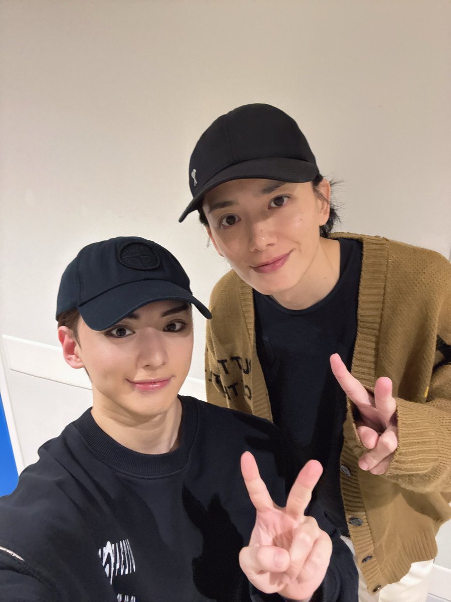 junto_awano's tweet photo. ミュージカル『新テニスの王子様』The Final Stage

本日は、大阪公演5日目！イープラススペシャルデー、ソワレご来場、そしてご観劇いただきありがとうございました！
徳川さんこと、健斗くんのお芝居や歌には毎回刺激をもらいまくっています！熱い試合を僕も全力で楽しんで応援してます！！！！！🎾🐙

健斗くんはいつも優しくて可愛がってくれます、大好きです☺️義、いただきました！🤤

#新テニミュ