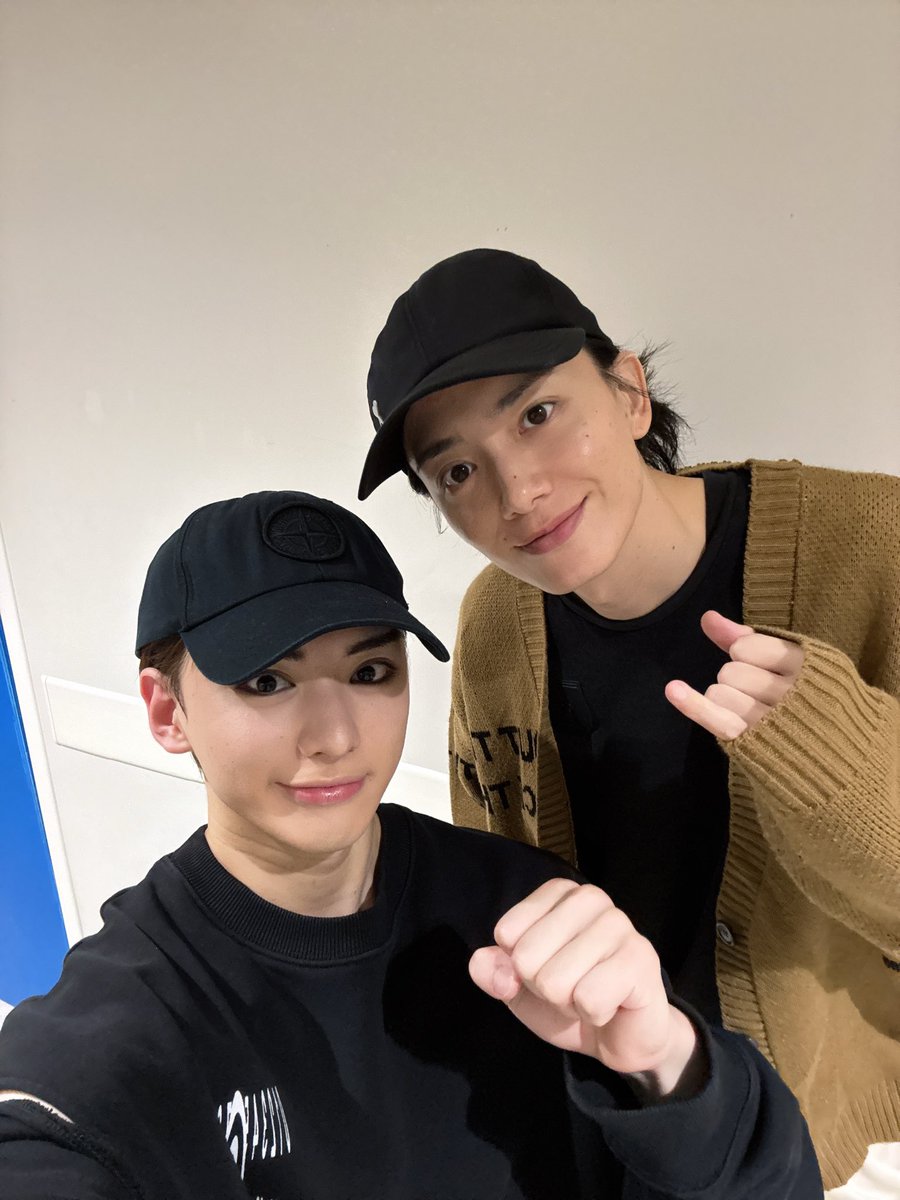 junto_awano's tweet photo. ミュージカル『新テニスの王子様』The Final Stage

本日は、大阪公演5日目！イープラススペシャルデー、ソワレご来場、そしてご観劇いただきありがとうございました！
徳川さんこと、健斗くんのお芝居や歌には毎回刺激をもらいまくっています！熱い試合を僕も全力で楽しんで応援してます！！！！！🎾🐙

健斗くんはいつも優しくて可愛がってくれます、大好きです☺️義、いただきました！🤤

#新テニミュ