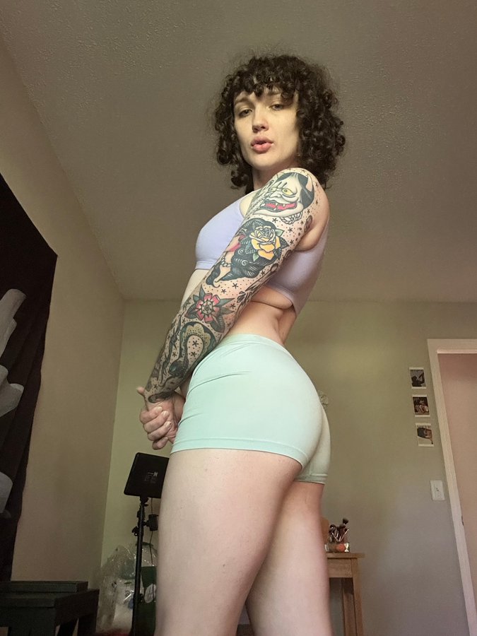 Sophia5hvx's tweet photo. Who's coming over for dinner tonight 🏳️‍⚧️🏳️‍⚧️😞 https://t.co/xZUd0HURTN