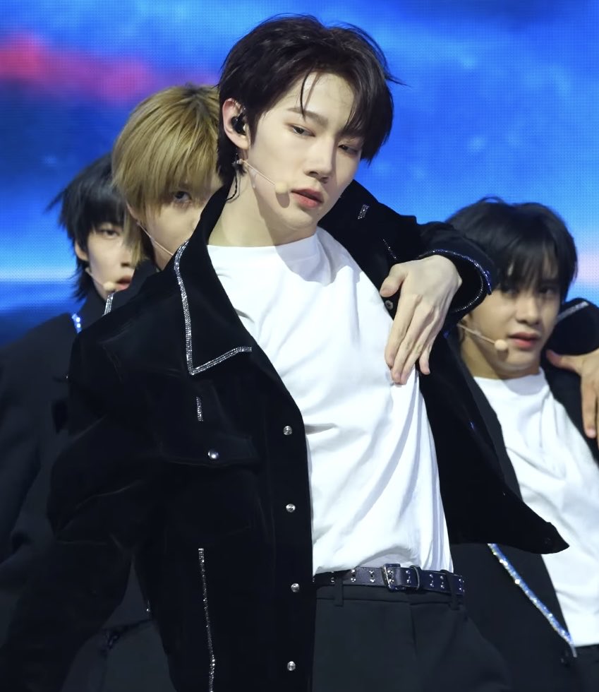 a2osoulteo's tweet photo. changed the whole mood really fast #테오 https://t.co/0QM9BWbR7p