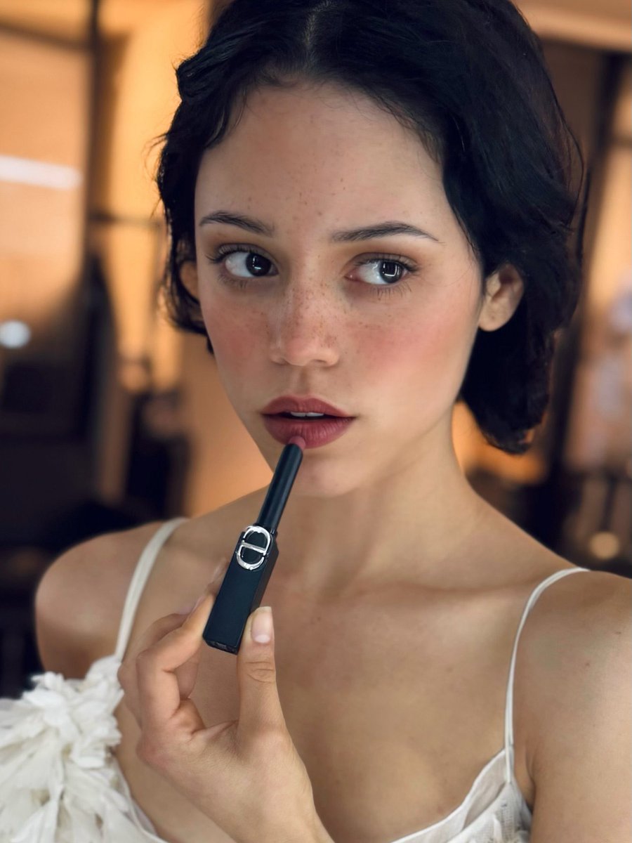 Particularposts's tweet photo. Mouth sex, then reapply lipstick, then mouth sex, then lipstick, over and over until she uses the entire stick https://t.co/5Rn1oJqikh