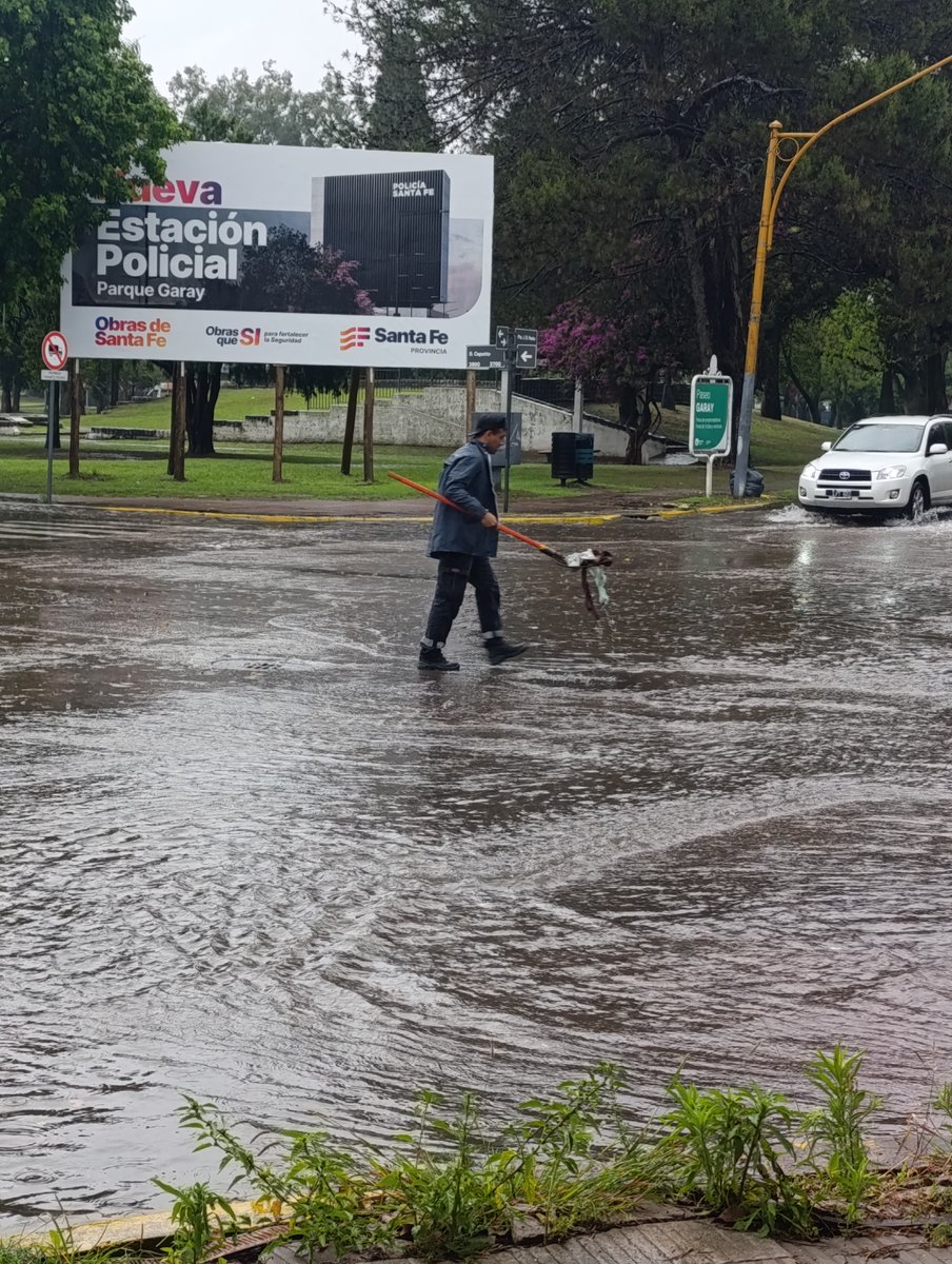 _SantaFeCapital's tweet photo. La Municipalidad, a través del programa Respuestas Rápidas, trabaja en la resolución de reclamos y la limpieza de bocas de tormenta para mejorar los servicios y cuidar la ciudad. https://t.co/cy67Erfr5a