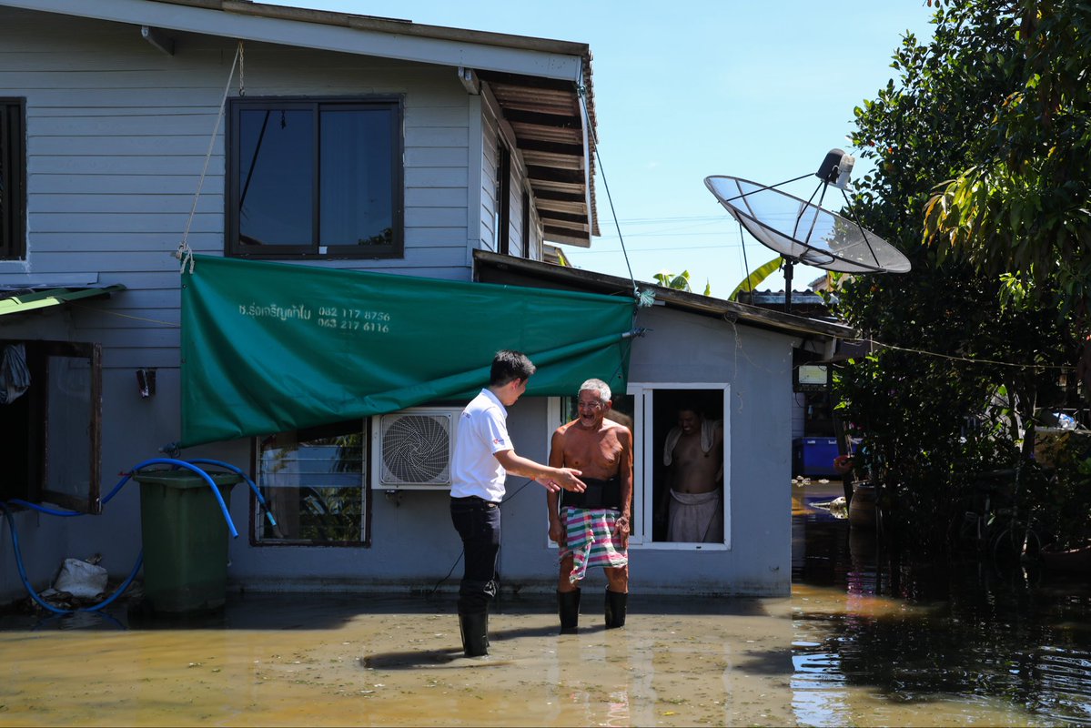 PPLEThai's tweet photo. [ กรุงเทพฯ ฝั่งตะวันออกยังจมน้ำ: เสียงสะท้อนจากหนองจอก ถึงการบริหารจัดการน้ำที่ไม่เท่าเทียมและการเยียวยาที่ต้องสมเหตุสมผล ]
.
“ท่วมก่อน แห้งทีหลัง จะเรียกว่าอย่างนั้นก็ได้ คือต้องยอมรับว่าน้ำท่วมปีนี้มีจุดที่ได้รับผลกระทบหนักกว่าปี 2554 นั่นคือบริเวณตะวันออกสุดของกรุงเทพมหานคร” 
.
หยกพรชัย อิสระเสรีพงษ์ ส.ก.เขตหนองจอก พรรคประชาชน สะท้อนถึงสถานการณ์น้ำท่วมขังในพื้นที่กรุงเทพมหานครฝั่งตะวันออก โดยเฉพาะในเขตหนองจอก ทั้งชุมชนเกาะกลางพัฒนา บ้านริมคลองผดุงพันธ์ และบ้านริมคลองเลียบคลอง 13 ซึ่งเป็นพื้นที่ที่มีสายน้ำสำคัญอย่างคลองแสนแสบและคลองนครเนื่องเขตไหลผ่าน และหากนับรวมพื้นที่ใกล้เคียงอย่างมีนบุรีและลาดกระบัง จะครอบคลุมถึง 7 แขวง มีลำคลองเชื่อมโยงกันไม่น้อยกว่า 82 คลอง
.
หยกพรชัยระบุว่า ต้องยอมรับว่าการบริหารจัดการน้ำในกรุงเทพฯ ชั้นในทำได้ดีมาก น้ำแห้งลงตั้งแต่ช่วงแรกๆ เพื่อป้องกันความเสียหายต่อภาคเศรษฐกิจสำคัญ ซึ่งเป็นเรื่องที่เข้าใจได้ แต่ในทางกลับกัน การบริหารจัดการน้ำในพื้นที่หนองจอกกลับมีความผิดพลาดและล่าช้า หลายพื้นที่น้ำท่วมยืดเยื้อเรื้อรังมาเกือบ 1 เดือนแล้ว
.
ฝ่ายบริหารพยายามดันน้ำออกไปทางทิศตะวันออก ทั้งที่ระดับน้ำภายนอกสูงกว่า ทำให้ระบายน้ำออกไม่ได้ จนกระทั่งเมื่อวันที่ 16 ตุลาคมที่ผ่านมา ผู้มีส่วนเกี่ยวข้องจึงยอมเปิดประตูระบายน้ำเพื่อปล่อยน้ำไหลไปทางทิศตะวันตกตามธรรมชาติ จากที่สูงลงสู่ที่ต่ำ ระดับน้ำในพื้นที่จึงเริ่มลดลง ซึ่งหากมีการตัดสินใจที่ถูกต้องและรวดเร็วกว่านี้ ประชาชนคงไม่ต้องแบกรับความเดือดร้อนยาวนานขนาดนี้
.
ขณะเดียวกัน เสียงสะท้อนจากเกษตรกรและชาวบ้านในพื้นที่หนองจอก ซึ่งส่วนใหญ่เป็นพื้นที่ทำนาข้าว ต่างระบุไปในทิศทางเดียวกันว่า “เข้าใจได้ว่าทำไมต้องระบายน้ำมาลงพื้นที่เรา เพราะพื้นที่ส่วนใหญ่เป็นท้องนา การปล่อยให้น้ำท่วมขังในนาก็ยังดีกว่าปล่อยให้เข้าไปท่วมในเมืองใหญ่ ซึ่งต้องเสียสูญเสียงบประมาณฟื้นฟูเศรษฐกิจมหาศาล แต่ในอนาคต หากพื้นที่เราต้องรับภาระเสียสละแบบนี้ รัฐก็ควรเข้ามาพูดคุยและตกลงกันให้ชัดเจนว่าจะมีการชดเชยและดูแลอย่างไรให้เป็นธรรม”
.
นอกจากนี้ หยกพรชัยยังได้สะท้อนถึงปัญหาในเกณฑ์การจ่ายเงินเยียวยาผู้ประสบภัย ซึ่งมีความเหลื่อมล้ำและไม่เท่าเทียมกันอยู่มาก โดยพบปัญหาจากการลงทะเบียนรับเงินเยียวยา 5,000 บาท และ 9,000 บาท ที่เกิดความสับสนในนิยามระหว่าง ‘น้ำเข้าบ้าน’ กับ ‘น้ำล้อมบ้าน’ จนทำให้บ้านที่อยู่ติดกันและได้รับผลกระทบเหมือนกัน กลับได้รับเงินเยียวยาไม่เท่ากัน จึงอยากเสนอให้ภาครัฐเปิดช่องทางอุทธรณ์สิทธิให้แก่ประชาชนที่ตกสำรวจหรือได้รับสิทธิไม่ถูกต้อง
.
พร้อมกันนี้ ยังขอเสนอให้ทบทวนและปรับเพิ่มเกณฑ์การเยียวยา จากเดิมที่พิจารณาเพียง ‘น้ำท่วมไม่เกิน 7 วัน’ และ ‘น้ำท่วมขังเกิน 7 วันขึ้นไป’ เพราะประชาชนในพื้นที่หนองจอกต้องเผชิญกับน้ำท่วมขังยาวนานนับเดือนแล้ว จึงควรได้รับการชดเชยที่สมเหตุสมผลและสอดคล้องกับความเสียหายที่เกิดขึ้นจริงมากกว่านี้